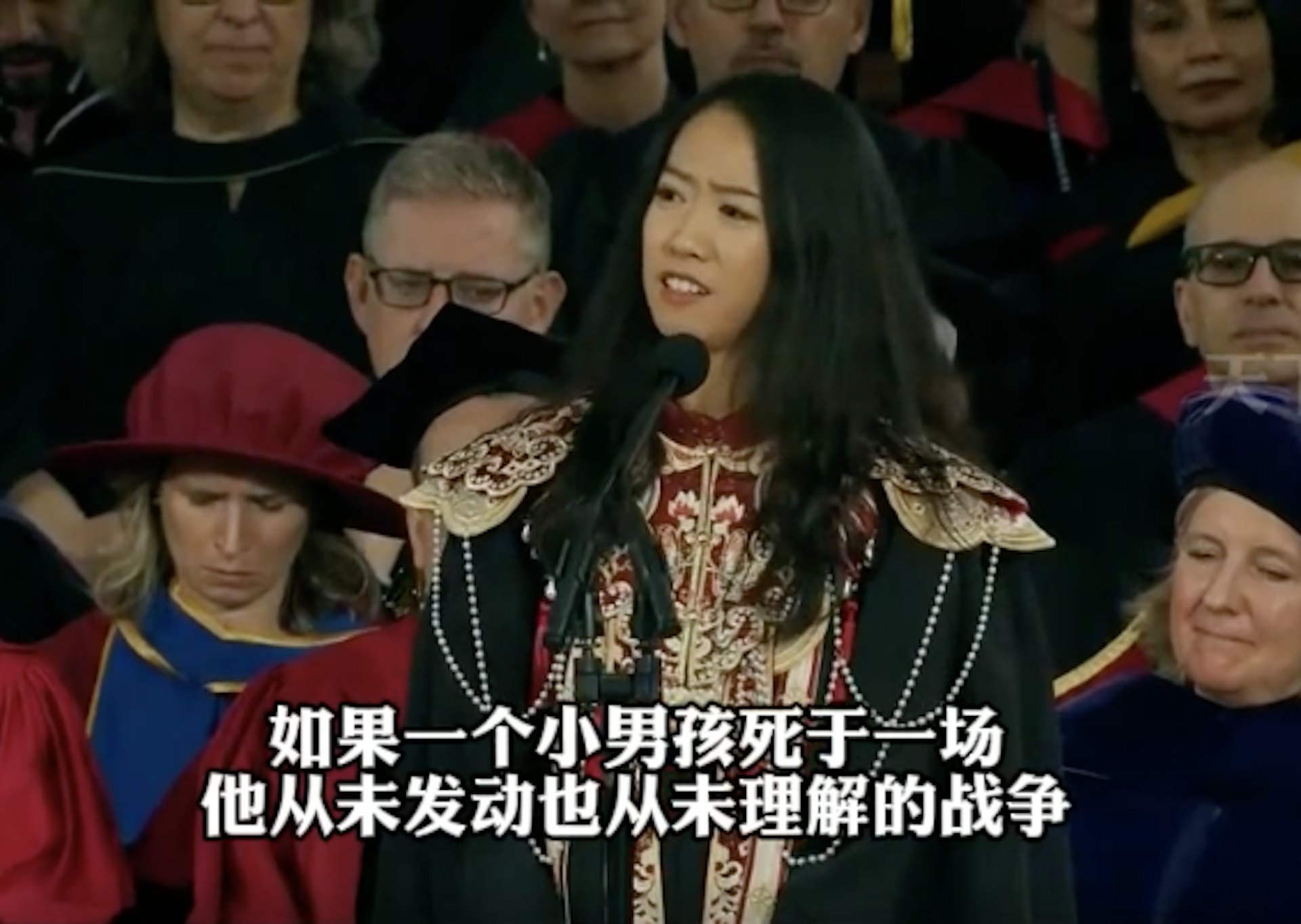 哈佛大學舉行畢業典禮,其中一位演講者是來自中國青島的江玉蓉。(影片截圖) 哈佛大學舉行畢業典禮,其中一位演講者是來自中國青島的江玉蓉。(影片截圖)