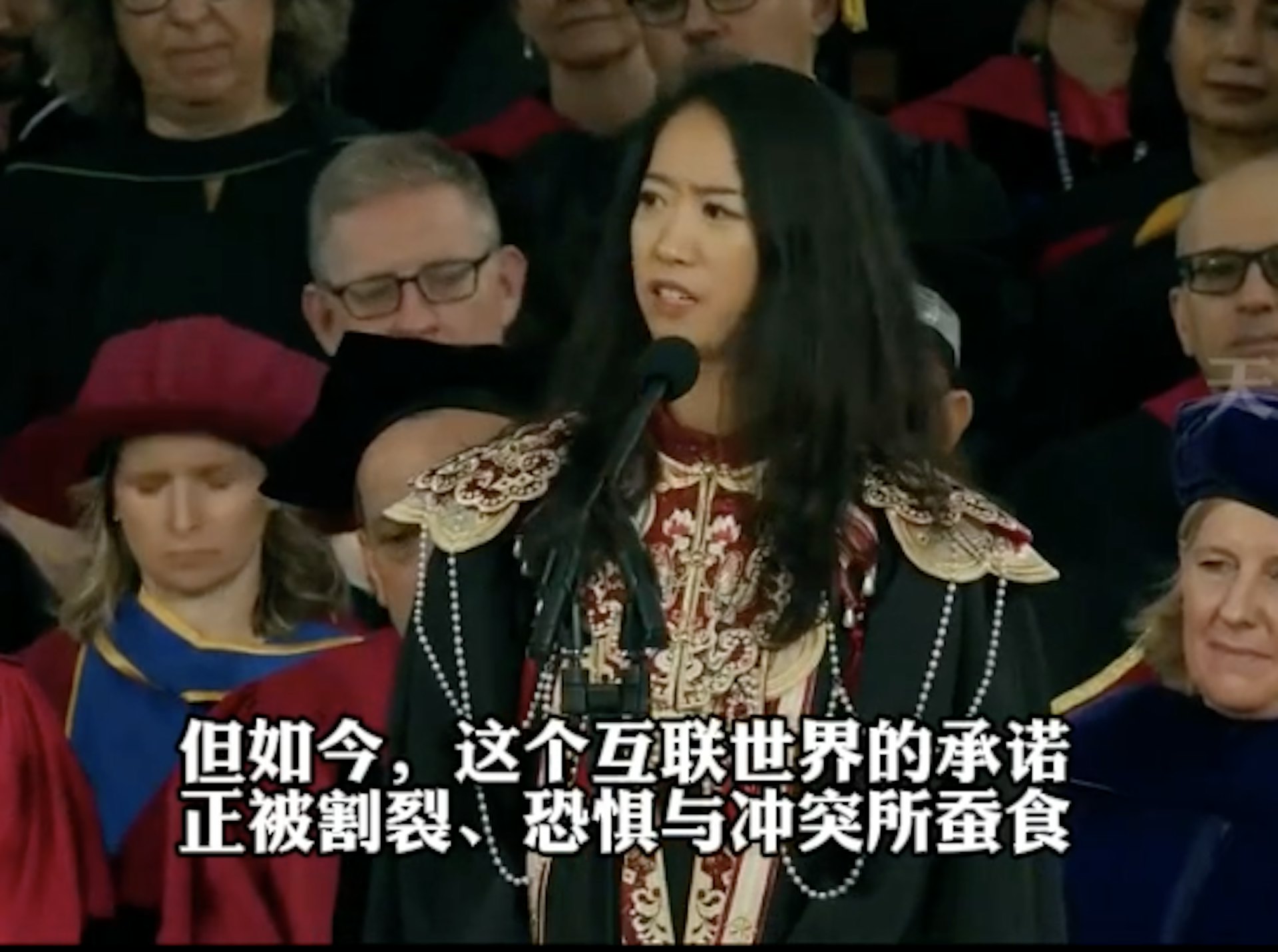 哈佛大學舉行畢業典禮,其中一位演講者是來自中國青島的江玉蓉。(影片截圖) 哈佛大學舉行畢業典禮,其中一位演講者是來自中國青島的江玉蓉。(影片截圖)