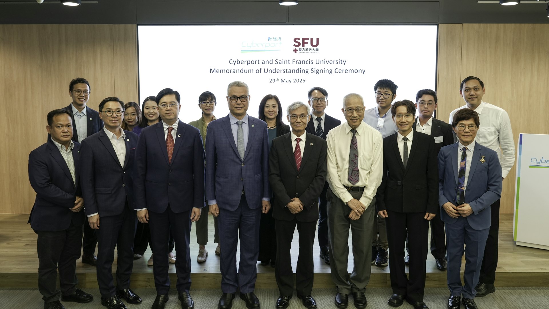 數碼港與方大正式建立合作框架, 專注於提升人工智能、區塊鏈、Web 3.0及新興技術,
並透過創新科技實務經驗,支持青年發展及職涯開拓,攜手建構一個充滿活力的人才發展
生態系統。(方大提供圖片) 數碼港與方大正式建立合作框架, 專注於提升人工智能、區塊鏈、Web 3.0及新興技術,
並透過創新科技實務經驗,支持青年發展及職涯開拓,攜手建構一個充滿活力的人才發展
生態系統。(方大提供圖片)