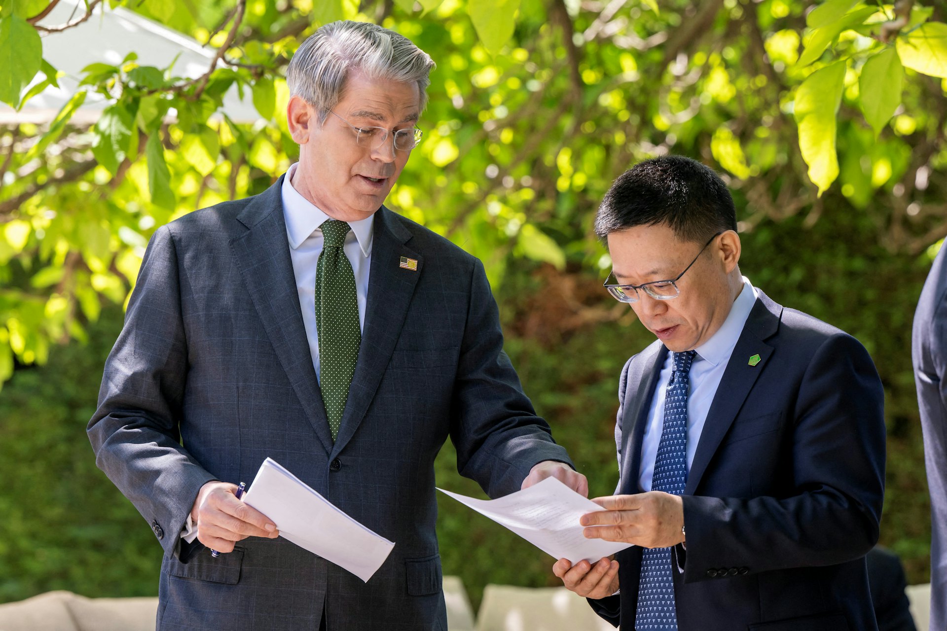 香港下周举办APEC财长会议,财政部副部长廖岷将代表中方发言。图为去年5月11日廖岷(右)在瑞士日内瓦与美国财长贝森特交谈。