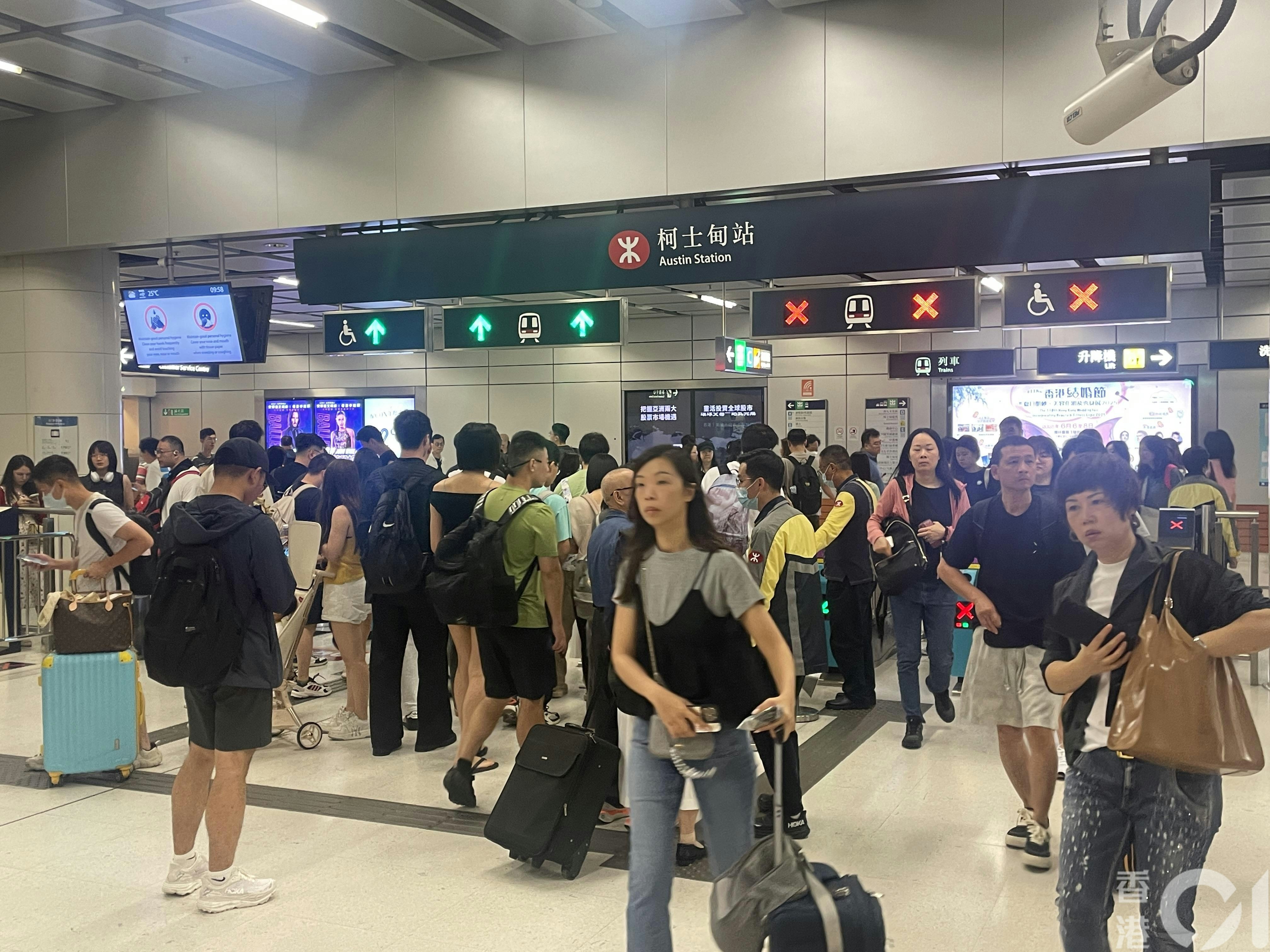 港鐵柯士甸站人流漸增。（任葆穎攝）