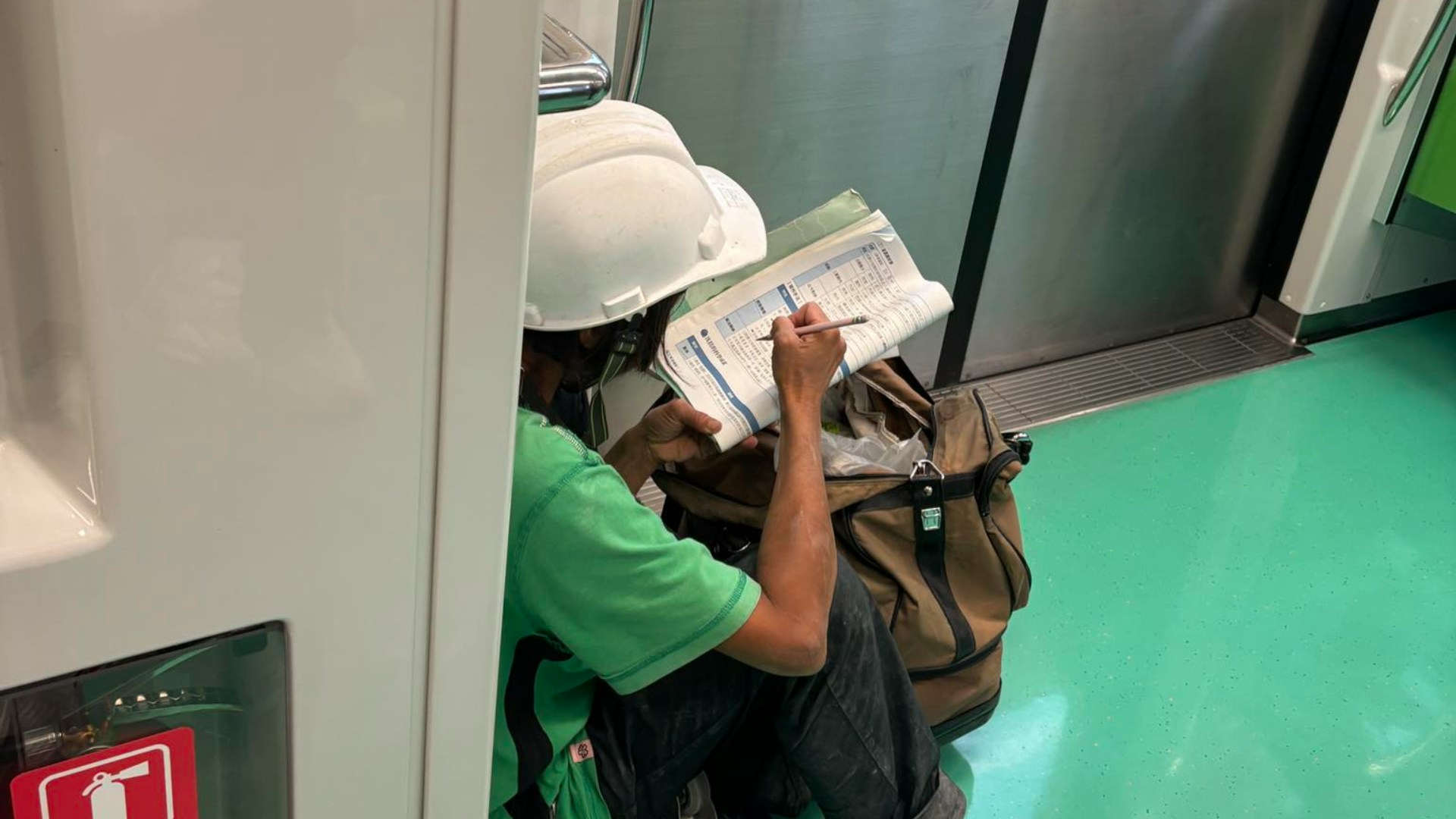 捷運最美風景線 台中女工人坐地讀書寫筆記 畫面引13萬人動容