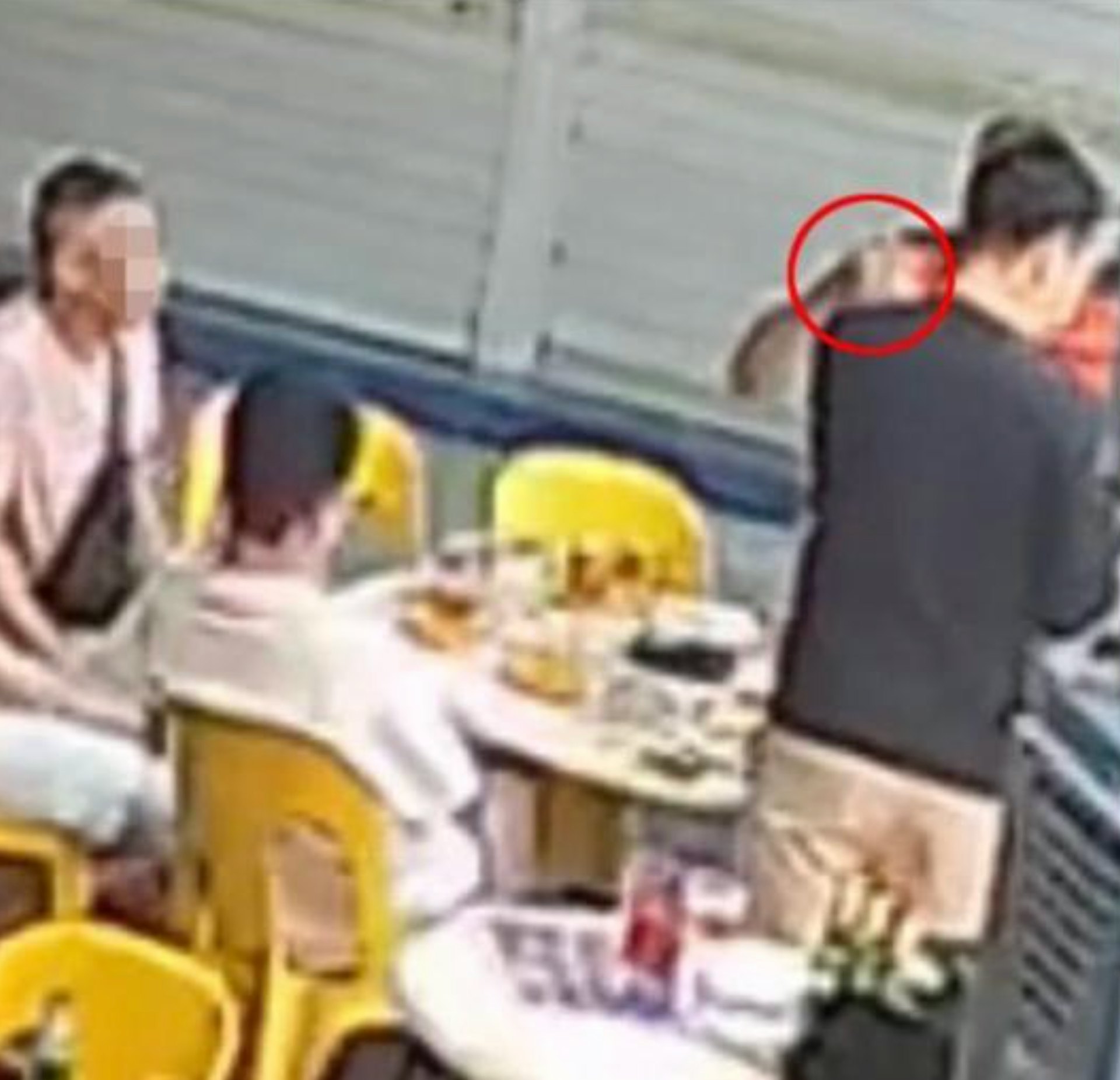 大叔在咖啡店喝酒,揮拳打向1名啤酒推銷員。(網上圖片) 大叔在咖啡店喝酒,揮拳打向1名啤酒推銷員。(網上圖片)