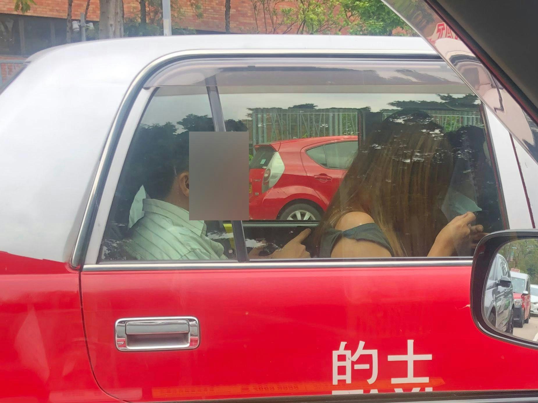 樓主上傳照片，顯示1輛的士載有多名乘客，由於拍攝角度問題，變成視覺上「男後女前」的姿勢，女子看似坐於另1名男子的大腿上。（Facebook圖片）