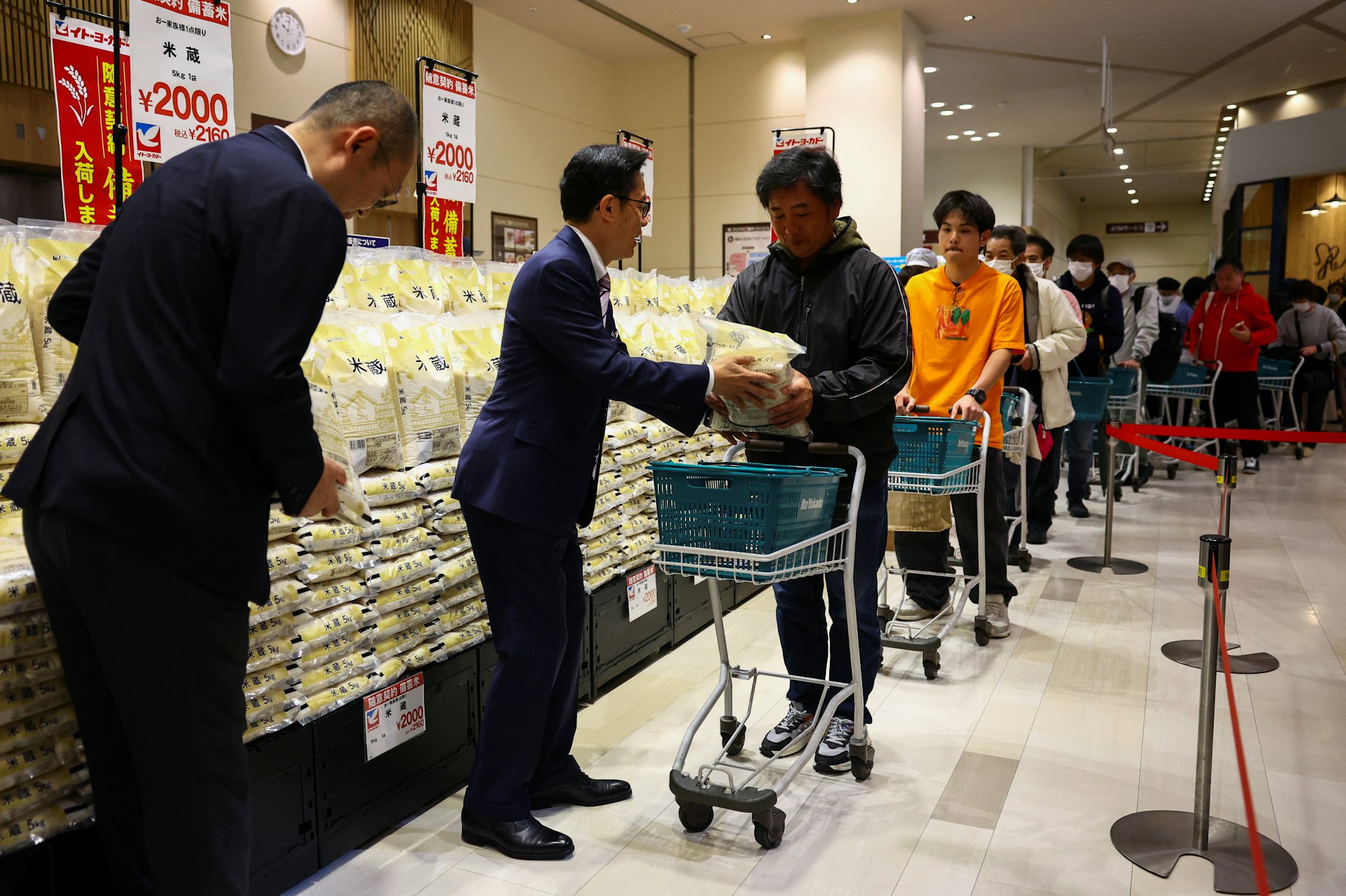 2025年5月31日,日本東京,為應對「米荒」和米價持續高漲,日本政府釋出儲備米,圖為大批民眾在伊藤洋華堂超市排隊購買政府提供的儲備米。儲備米售價連稅為2160日圓(約117.6港元)(Reuters) 2025年5月31日,日本東京,為應對「米荒」和米價持續高漲,日本政府釋出儲備米,圖為大批民眾在伊藤洋華堂超市排隊購買政府提供的儲備米。儲備米售價連稅為2160日圓(約117.6港元)(Reuters)
