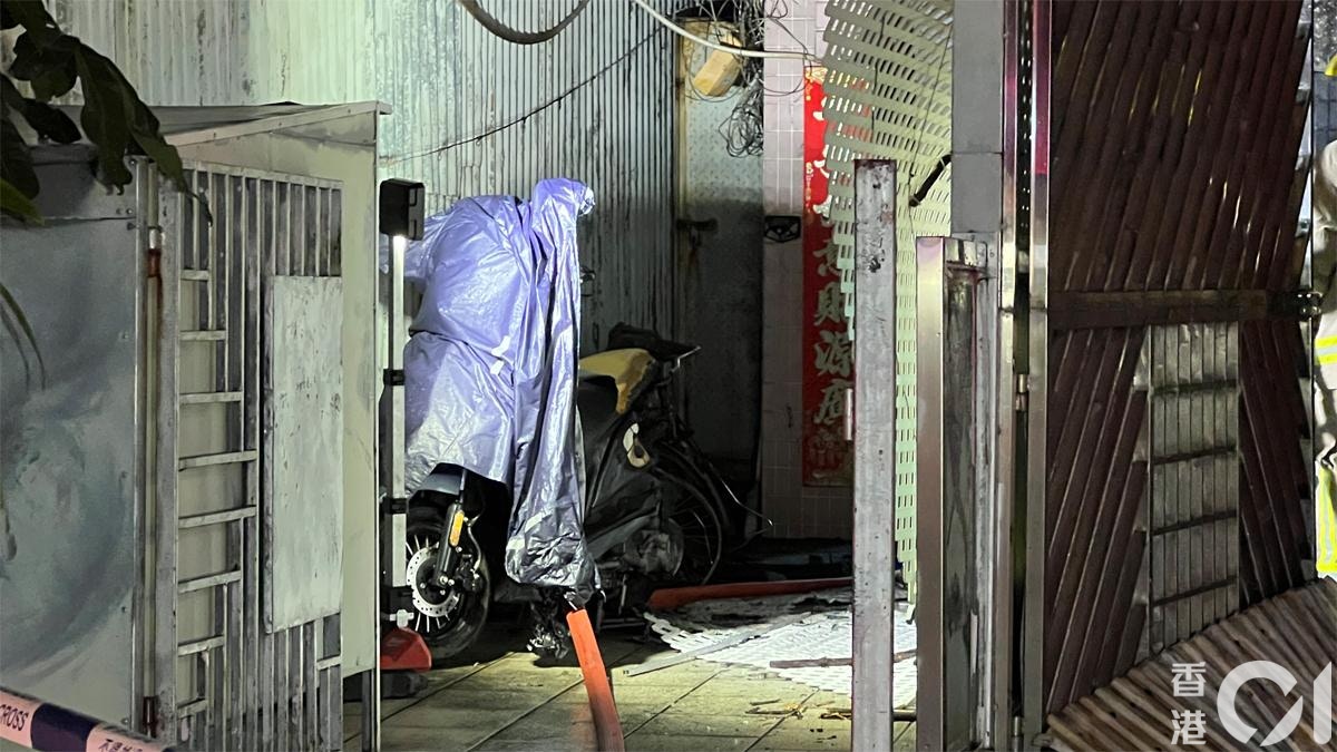 元朗錦田村屋煙頭焚電單車 4住戶無法逃生求救 消防救人滅火