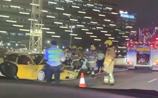 青葵公路私家車疑失控自炒撞壆 車頭盡毀橫亘路中 司機清醒送院