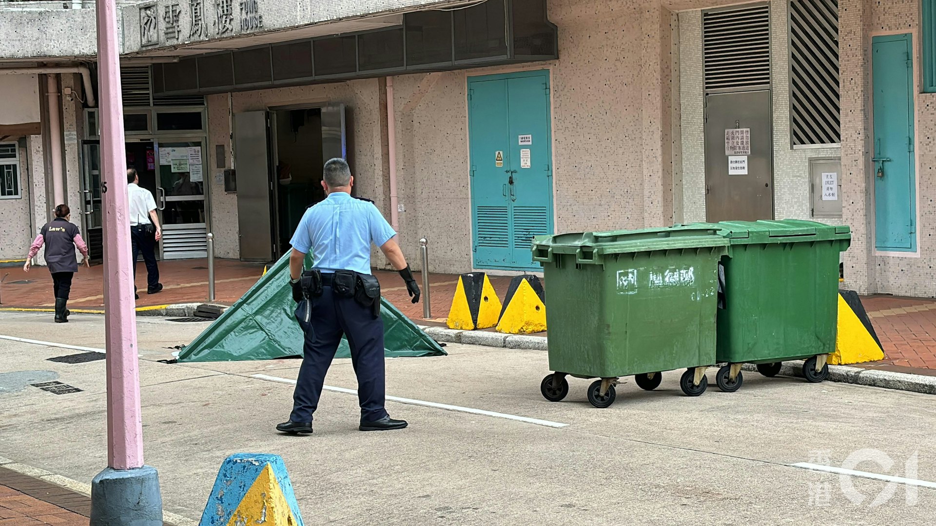 警方及救護車接報到場,發現一名年約70歲的男子當場不治。(馬耀文攝) 警方及救護車接報到場,發現一名年約70歲的男子當場不治。(馬耀文攝)