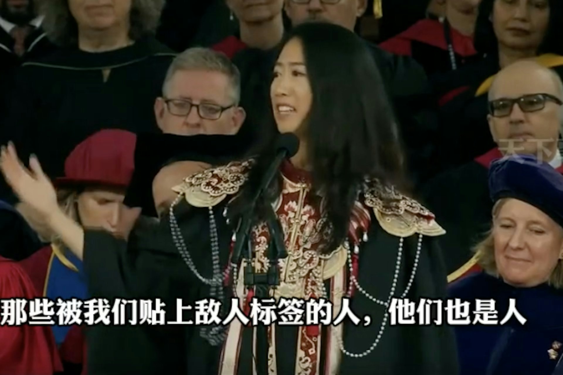 近日在哈佛大學畢業典禮上代表畢業生致詞而爆紅的中國留學生蔣雨融。(影片截圖) 近日在哈佛大學畢業典禮上代表畢業生致詞而爆紅的中國留學生蔣雨融。(影片截圖)