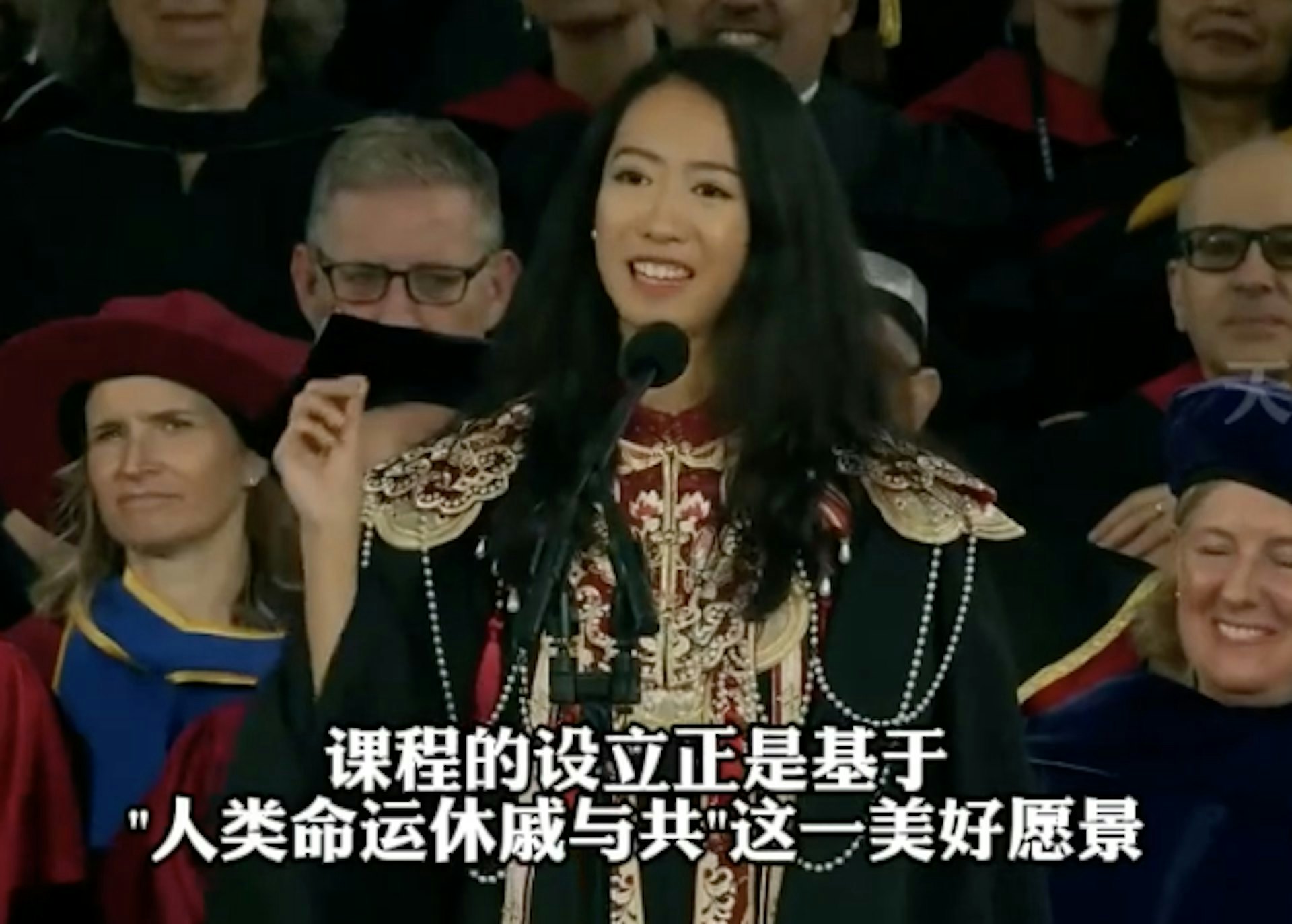 近日在哈佛大學畢業典禮上代表畢業生致詞而爆紅的中國留學生蔣雨融。(影片截圖) 近日在哈佛大學畢業典禮上代表畢業生致詞而爆紅的中國留學生蔣雨融。(影片截圖)