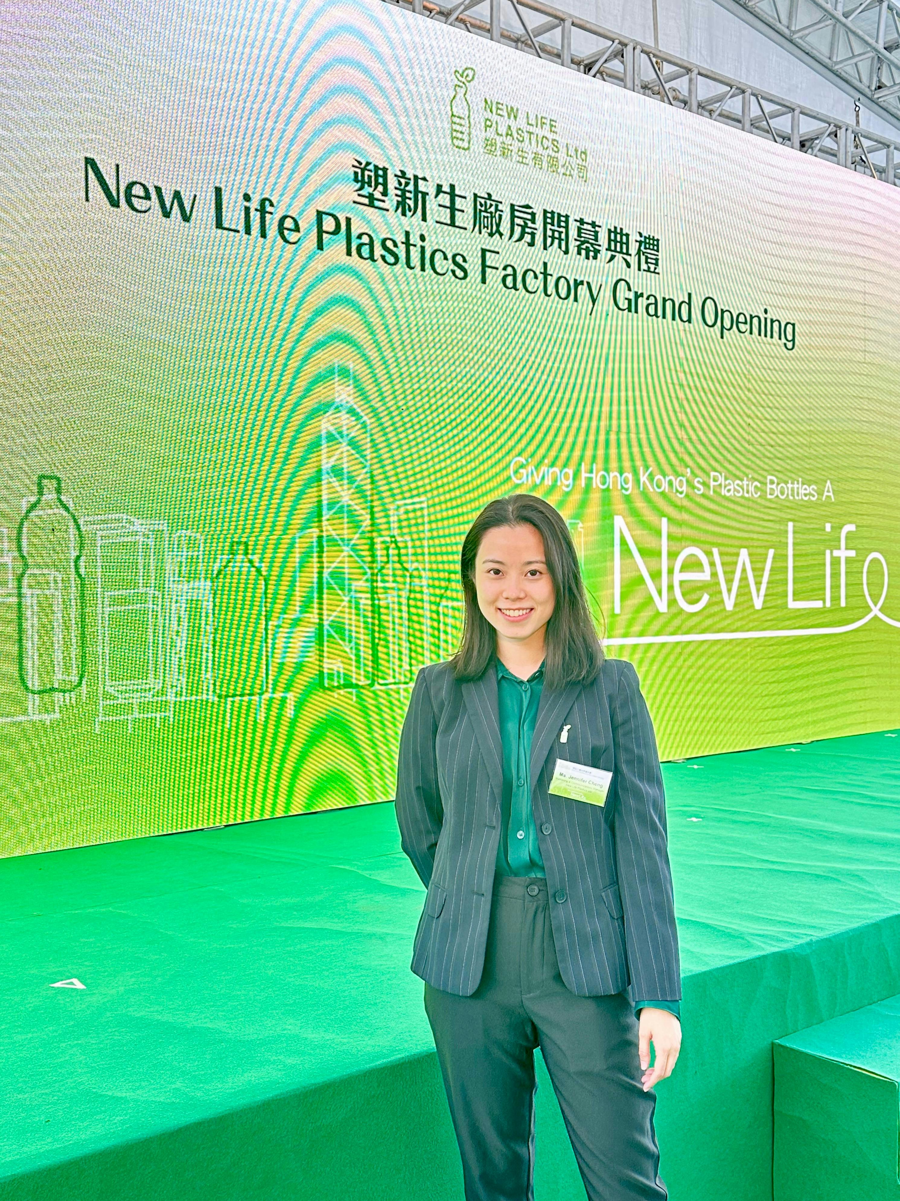 九十後女生鄭倩薇Jennifer近年投身膠樽回收專廠，樂在綠色就業，促進本地膠樽的循環經濟。（作者提供）