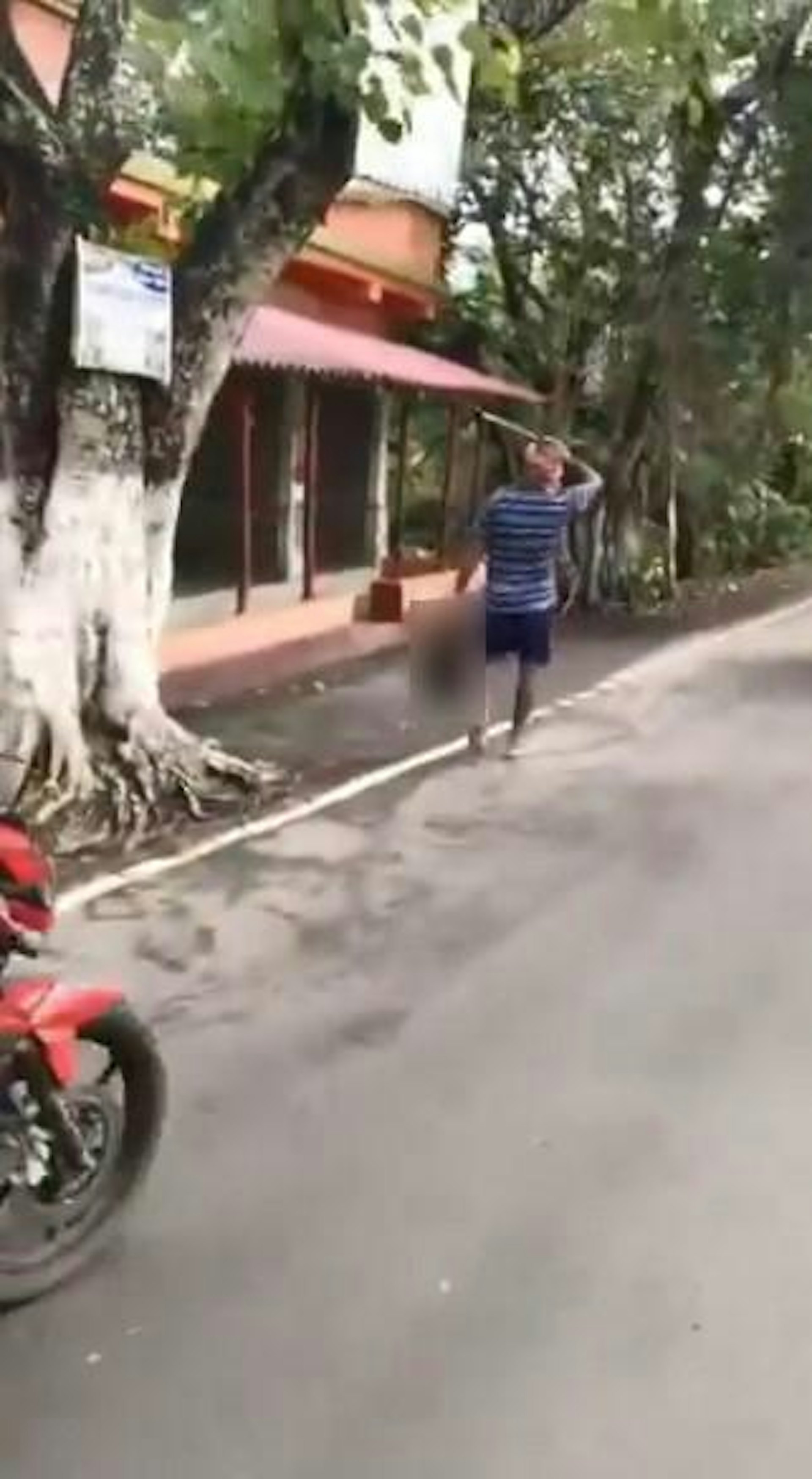 印度有男子因家庭糾紛涉將嫂子頭顱斬下,再手持頭顱和兇刀在街上行走。(X影片截圖) 印度有男子因家庭糾紛涉將嫂子頭顱斬下,再手持頭顱和兇刀在街上行走。(X影片截圖)