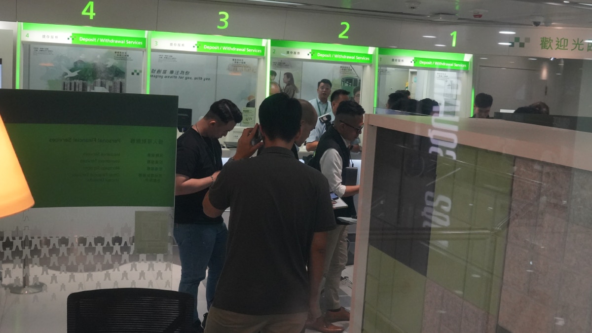 沙田恒生銀行劫案|獨行賊坐低15分鐘亮刀 架頸挾持女職員掠現金