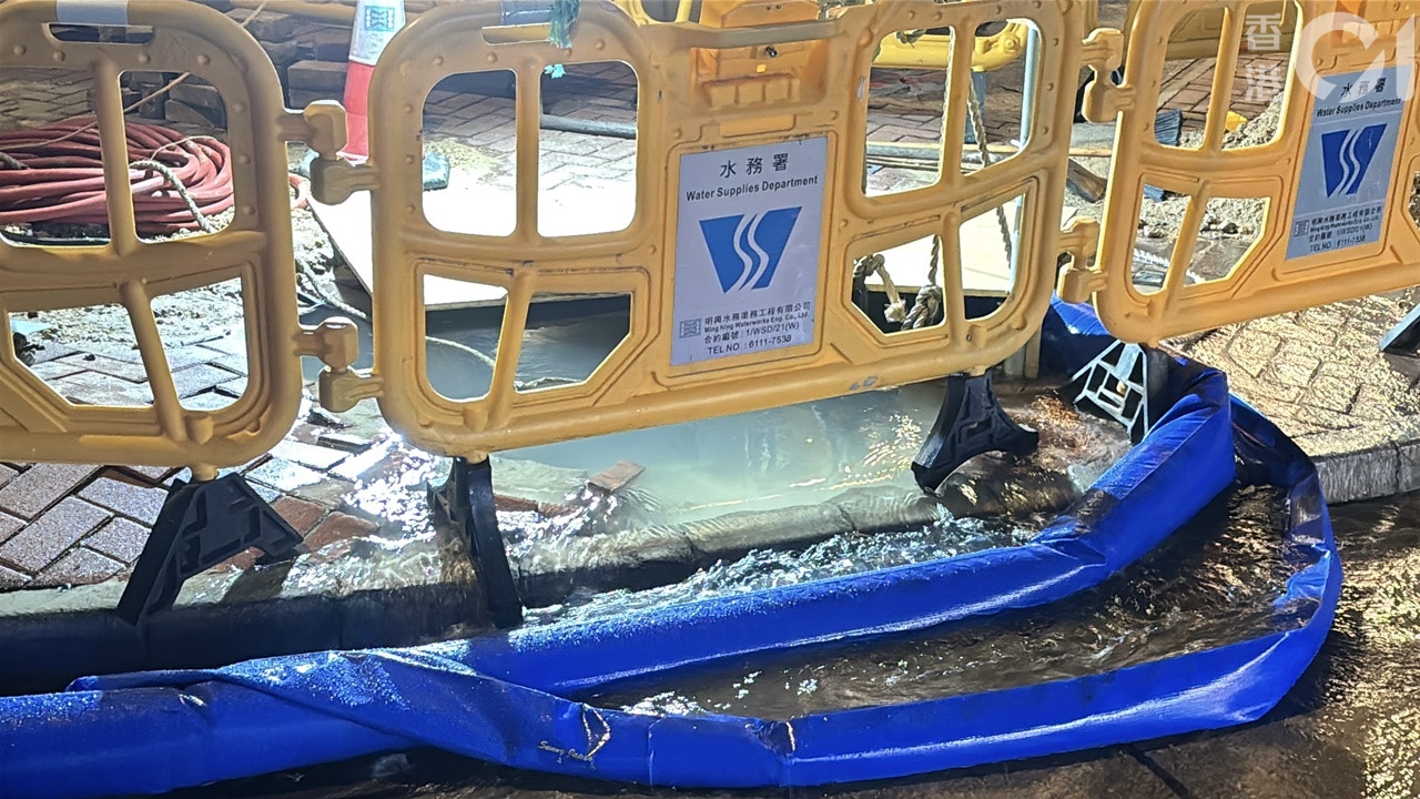 水務署在爆水管現場搶修。（林振華攝）