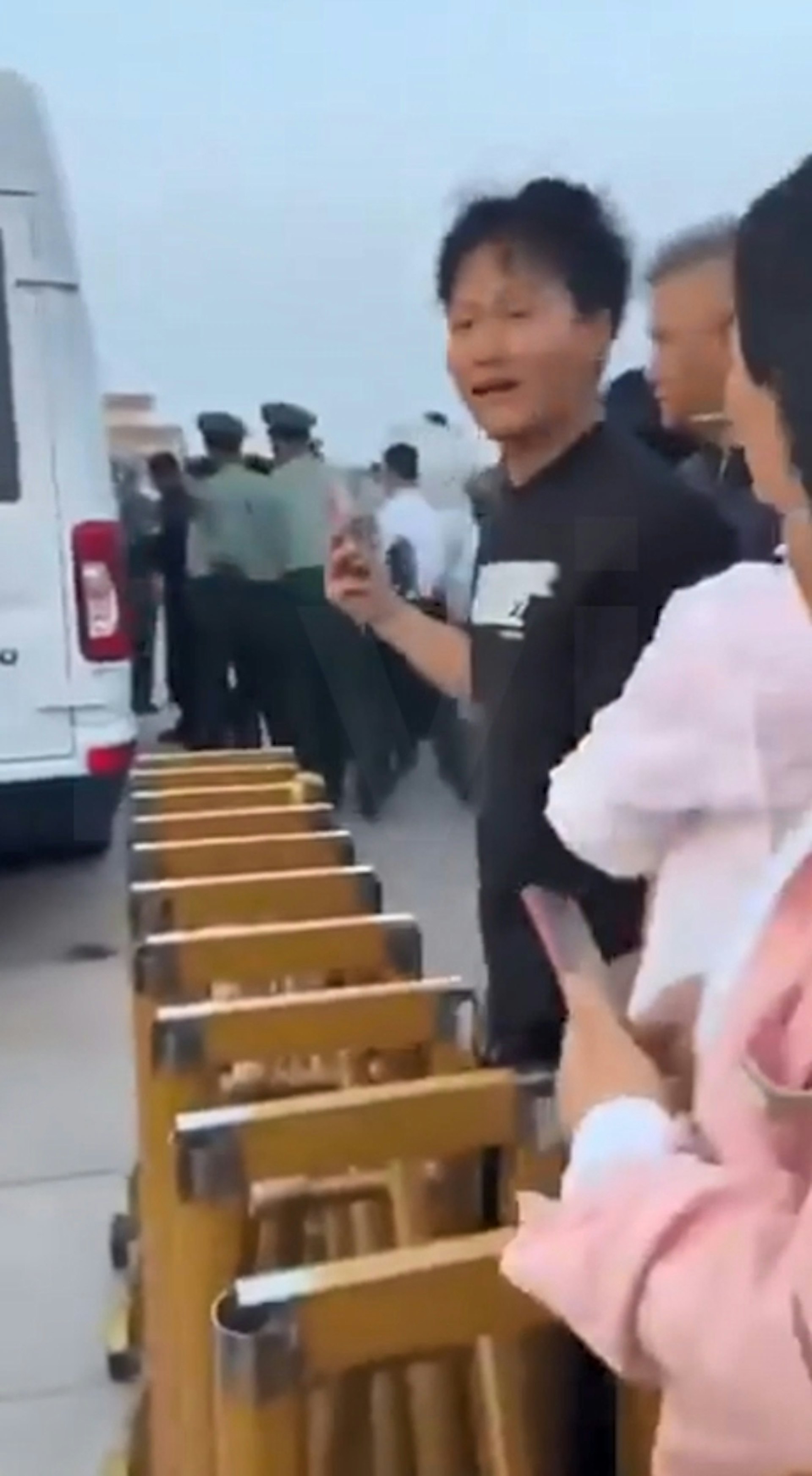 2日北京天安門廣場清晨升旗典禮即將結束之際,一名黑衣男子突然跨越圍欄衝向升旗台,但隨即遭現場多名警衛撲倒並帶走。(影片截圖) 2日北京天安門廣場清晨升旗典禮即將結束之際,一名黑衣男子突然跨越圍欄衝向升旗台,但隨即遭現場多名警衛撲倒並帶走。(影片截圖)