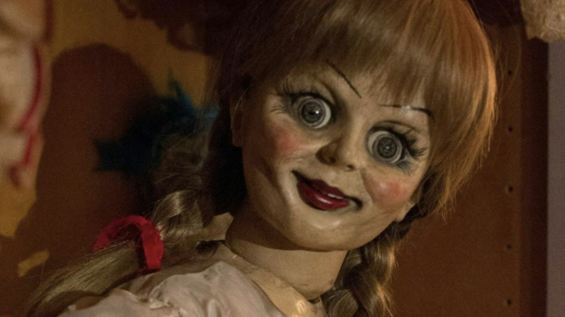 安娜貝爾（Annabelle）娃娃，近日在紐奧良巡展時引發一連串爭議。（《詭屋驚凶實錄》劇照）