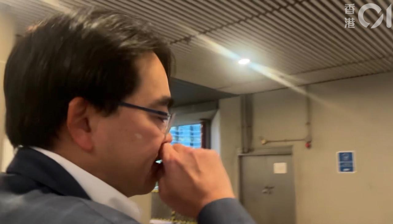 5月28日，《香港01》曾向食環署署長吳文傑查詢，食環署職員擦傷肩放448天病假事件。（林子慰攝）