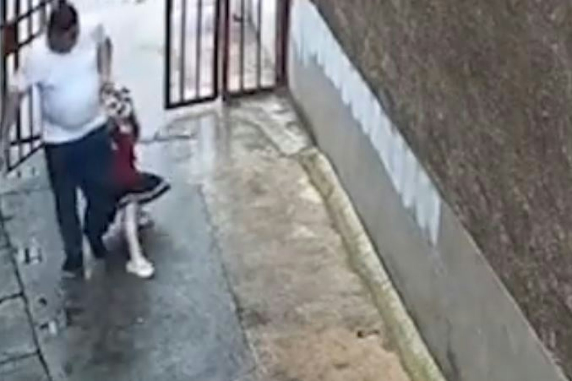 女童突然被一醉酒的陌生男子當街拖入巷子。(影片截圖) 女童突然被一醉酒的陌生男子當街拖入巷子。(影片截圖)