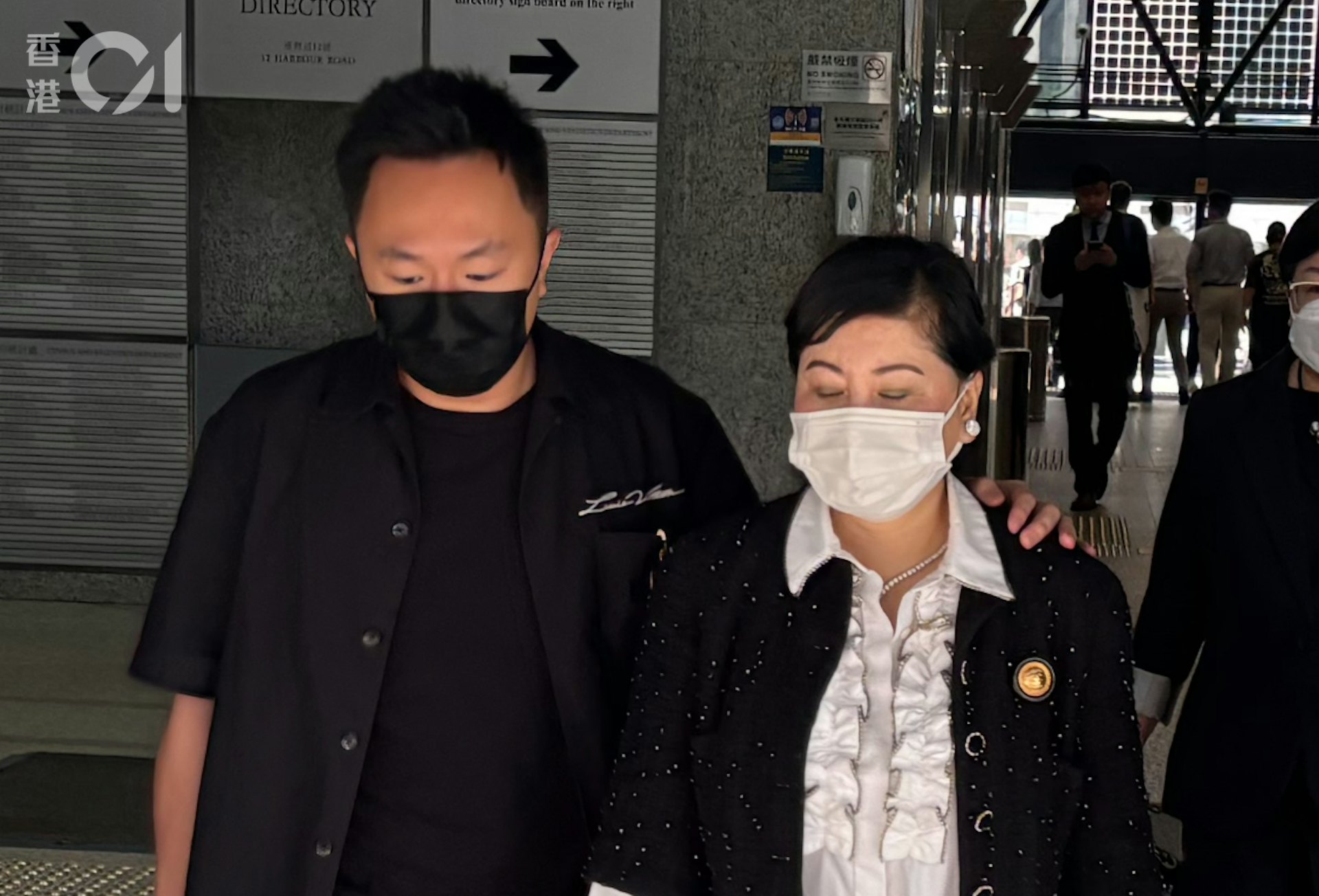 蔡天鳳母親張燕花(右)指女被告李瑞香湊孫要收人工,其女每月以現金付李5至40元不等。