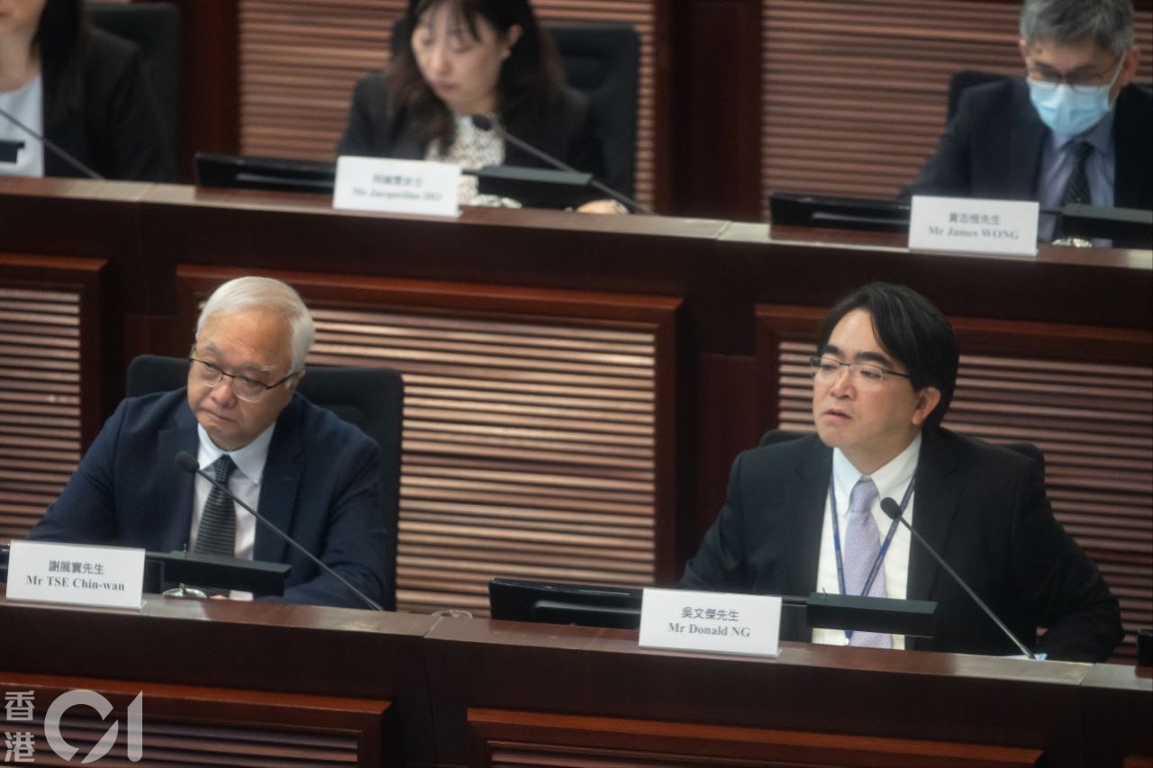 6月3日，食環署署長吳文傑出席立法會帳委會，回應議員質詢。（廖雁雄攝）