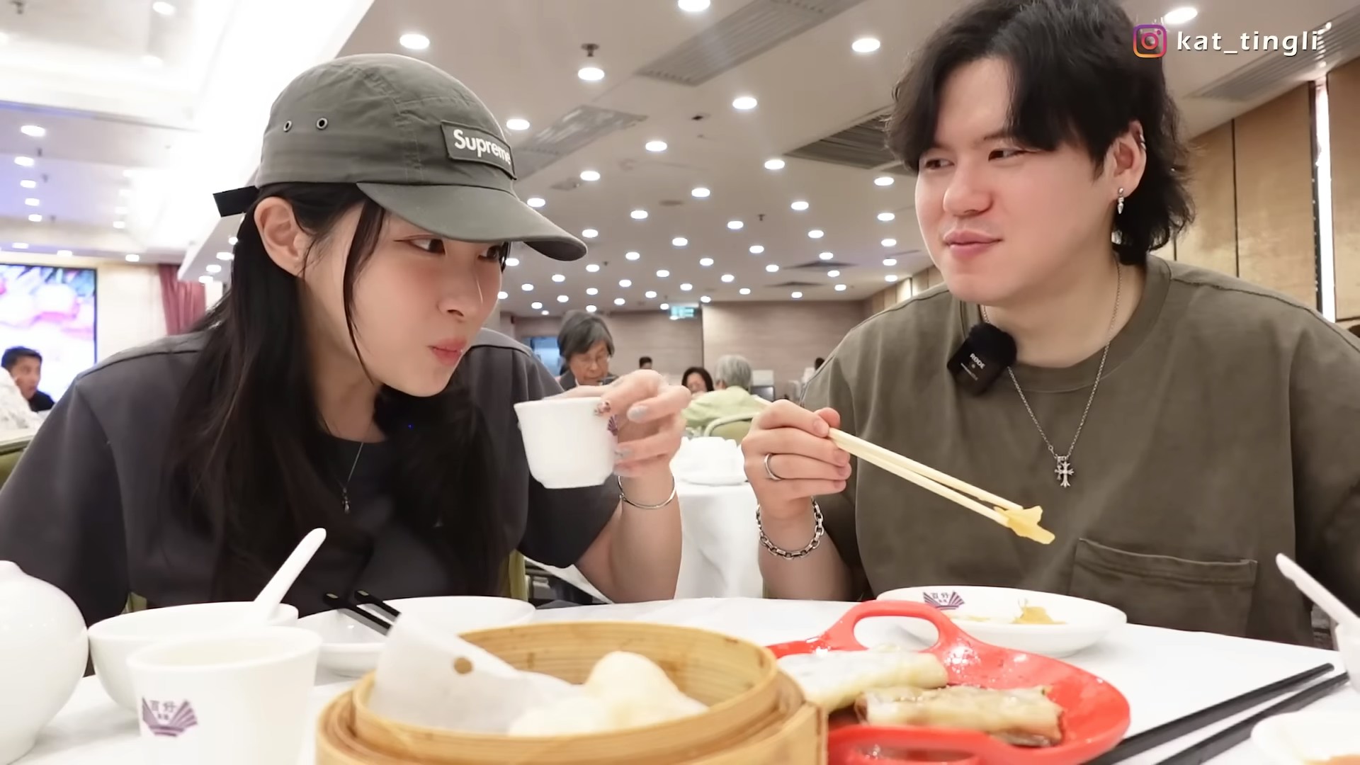 韓國網紅夫婦港女KAT（左）與南叔（右）在樂天皇朝享用點心（截圖自Youtube @K.A.T.）