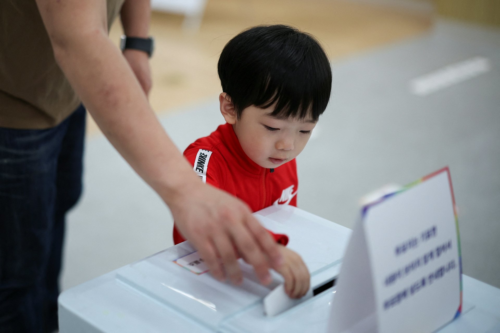 韓國大選:2025年6月3日,韓國首爾一名選民帶着兒童一同投票。(Reuters) 韓國大選:2025年6月3日,韓國首爾一名選民帶着兒童一同投票。(Reuters)