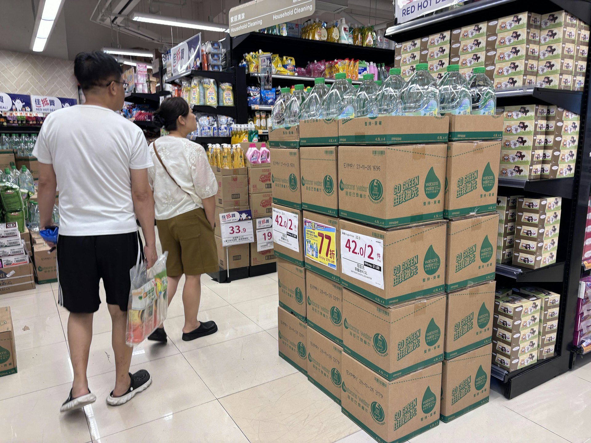 附近超市收銀機附近,囤積大樽裝水,暫時未見有缺貨跡象。(林振華攝) 附近超市收銀機附近,囤積大樽裝水,暫時未見有缺貨跡象。(林振華攝)