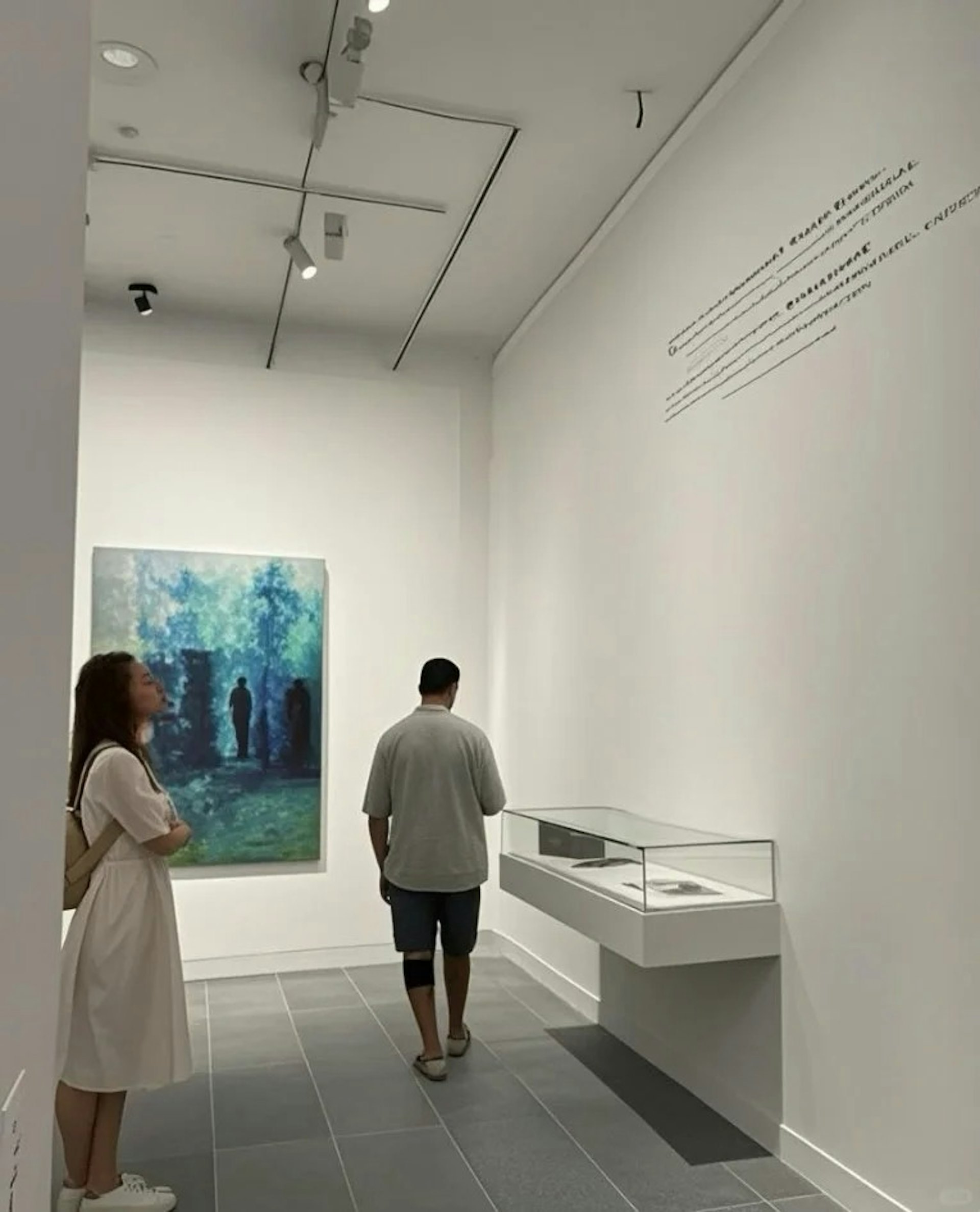 近日有網民在法國巴黎橘園美術館捕獲疑似徐子珊,相中留有長髮的她身形明顯發福不少,穿上裙子和波鞋,相比以前相當樸素。(小紅書圖片)