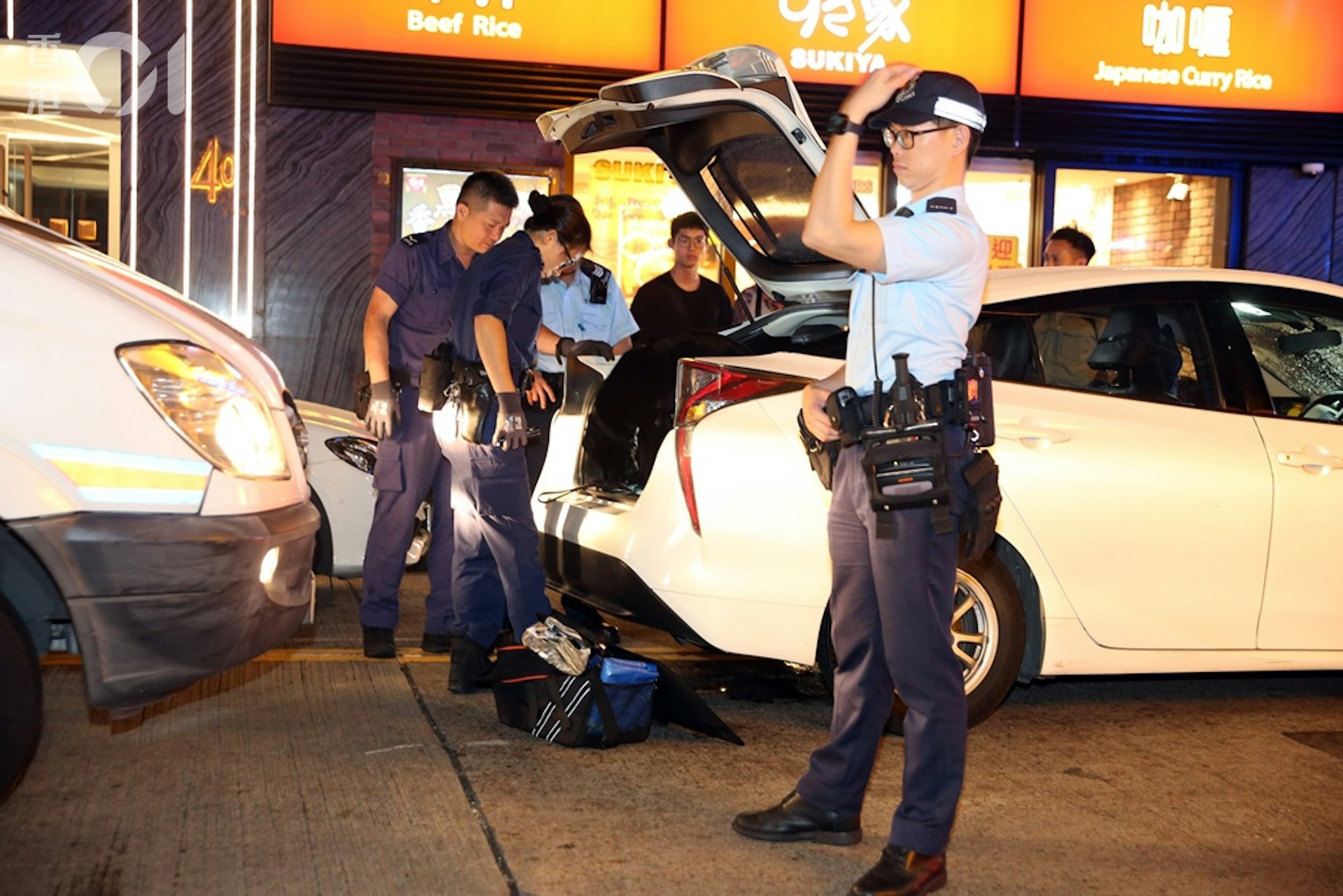 警方拘捕一名46歲男子,於其車上尋獲懷疑K仔毒品。(陳永武攝) 警方拘捕一名46歲男子,於其車上尋獲懷疑K仔毒品。(陳永武攝)