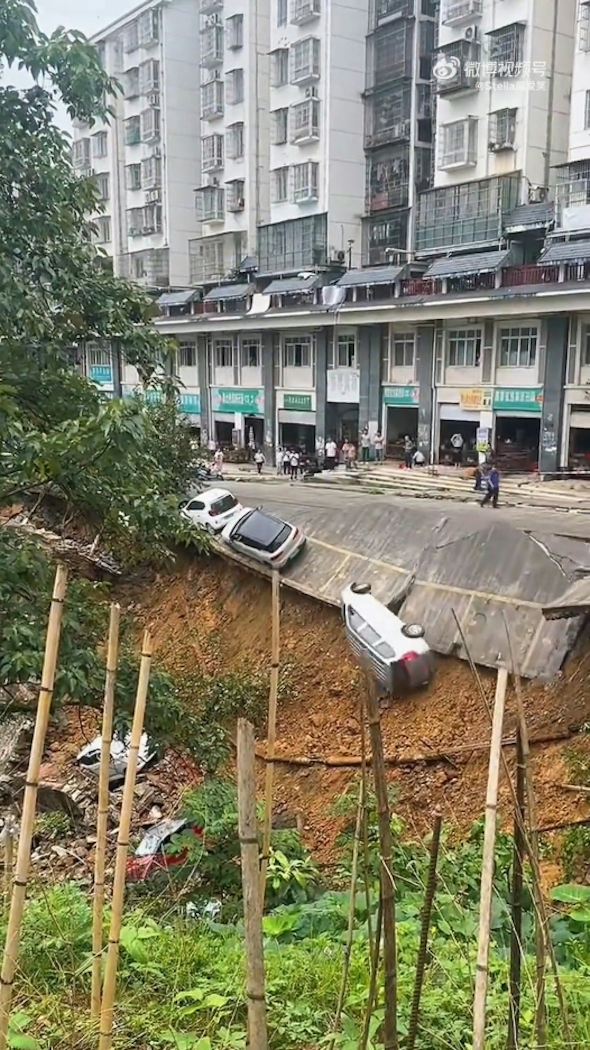 廣西柳州市三江縣城蘇城農貿市場附近路陷,多輛汽車先後滾落山坡。(影片截圖)