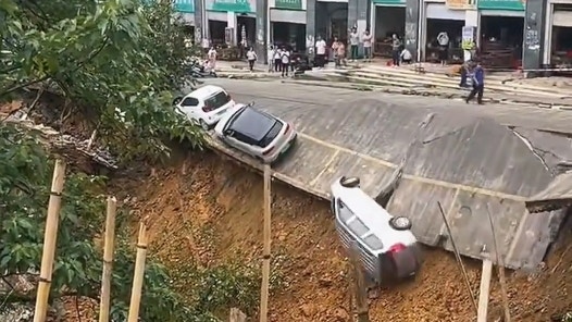 廣西一路段塌陷多車墮坑無人傷 疑與近期降雨有關 附近居民撤離
