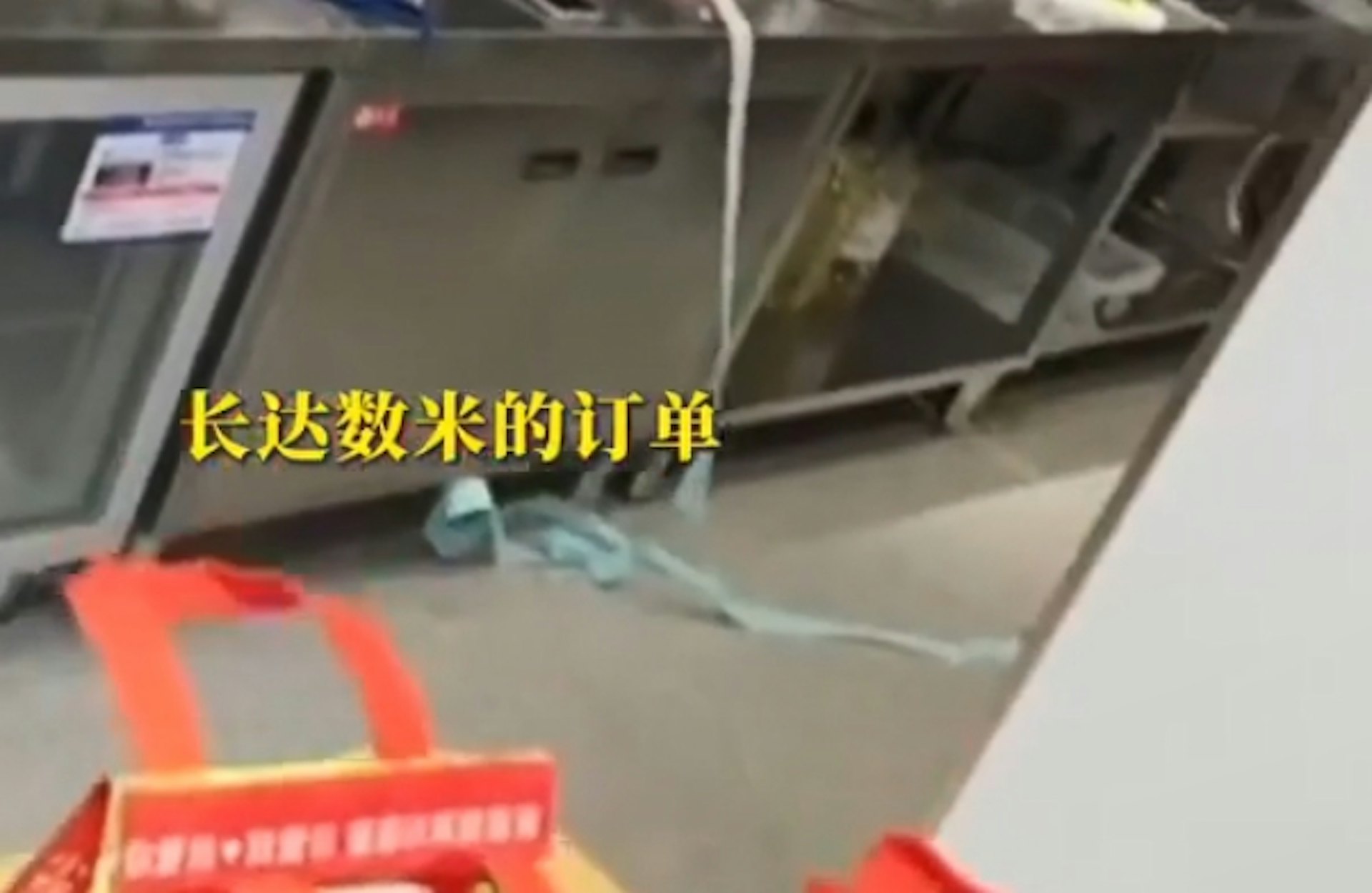 蜜雪冰城溫州一分店3日被目擊只有1名年輕女店員應付長達數米的訂單。(微博影片截圖) 蜜雪冰城溫州一分店3日被目擊只有1名年輕女店員應付長達數米的訂單。(微博影片截圖)