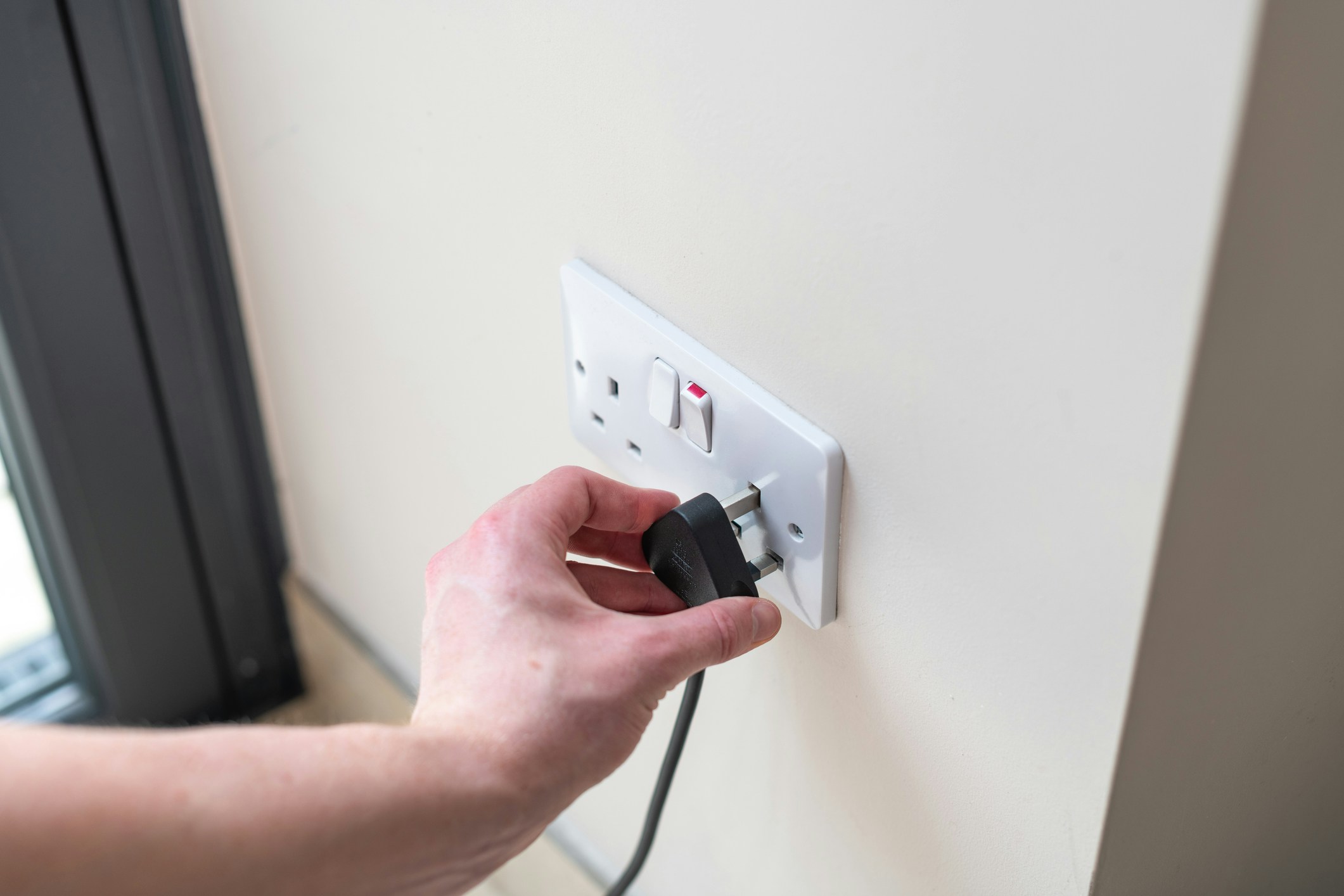 出門拔電器插頭慳電費?專家揭「可能花更多錢」 教正確省錢方法
