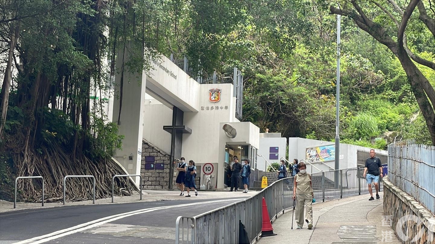 香港仔聖伯多祿中學校有老師疑受情緒病困擾，不堪工作壓力墮樓亡。（鄭嘉惠攝）