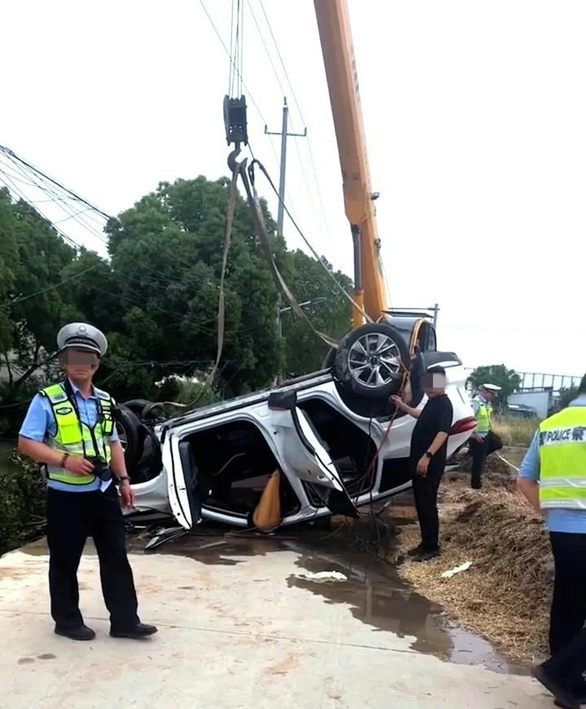 出事的白色車已從河中吊起。(極目新聞) 出事的白色車已從河中吊起。(極目新聞)