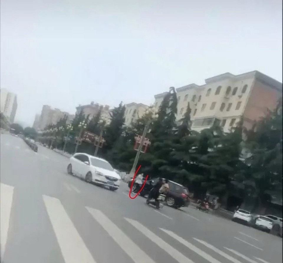 陝西寶雞一名社區女書記，鬧市飛車追撞女子，致2名無辜途人受傷。（網上圖片）