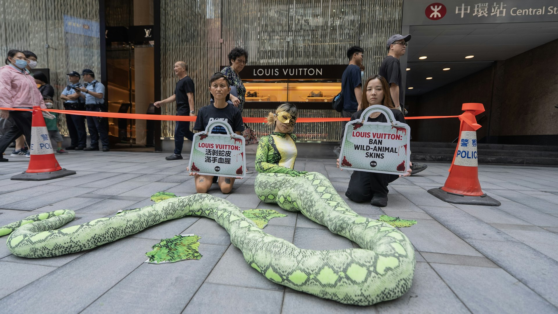 PETA Asia亞洲善待動物組織今日(5日)在中環LV店外舉行抗議活動,敦促LV停止銷售用蟒蛇皮革製成的配飾,並呼籲消費者不要購買動物皮革製成的產品。(PETA Asia提供,Roni Wong攝) PETA Asia亞洲善待動物組織今日(5日)在中環LV店外舉行抗議活動,敦促LV停止銷售用蟒蛇皮革製成的配飾,並呼籲消費者不要購買動物皮革製成的產品。(PETA Asia提供,Roni Wong攝)