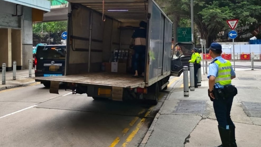 警新界南打擊貨車違例截獲通緝犯 三日派1482張告票傳票拖走9車 警新界南打擊貨車違例截獲通緝犯 三日派1482張告票傳票拖走9車