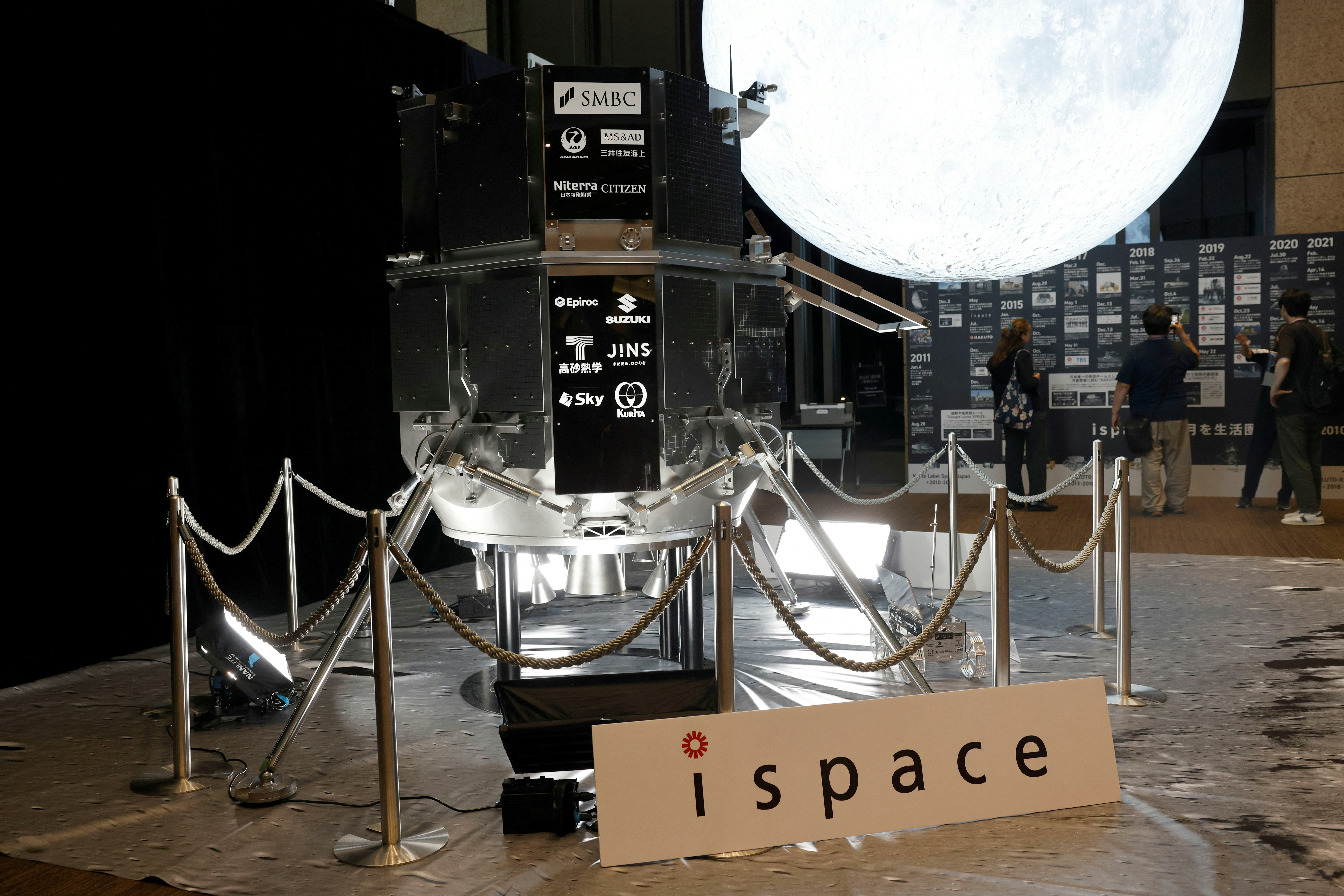 2025年6月6日，日本東京，圖為日本民企ispace展出的月球登陸器「堅韌」號模型。（Reuters）