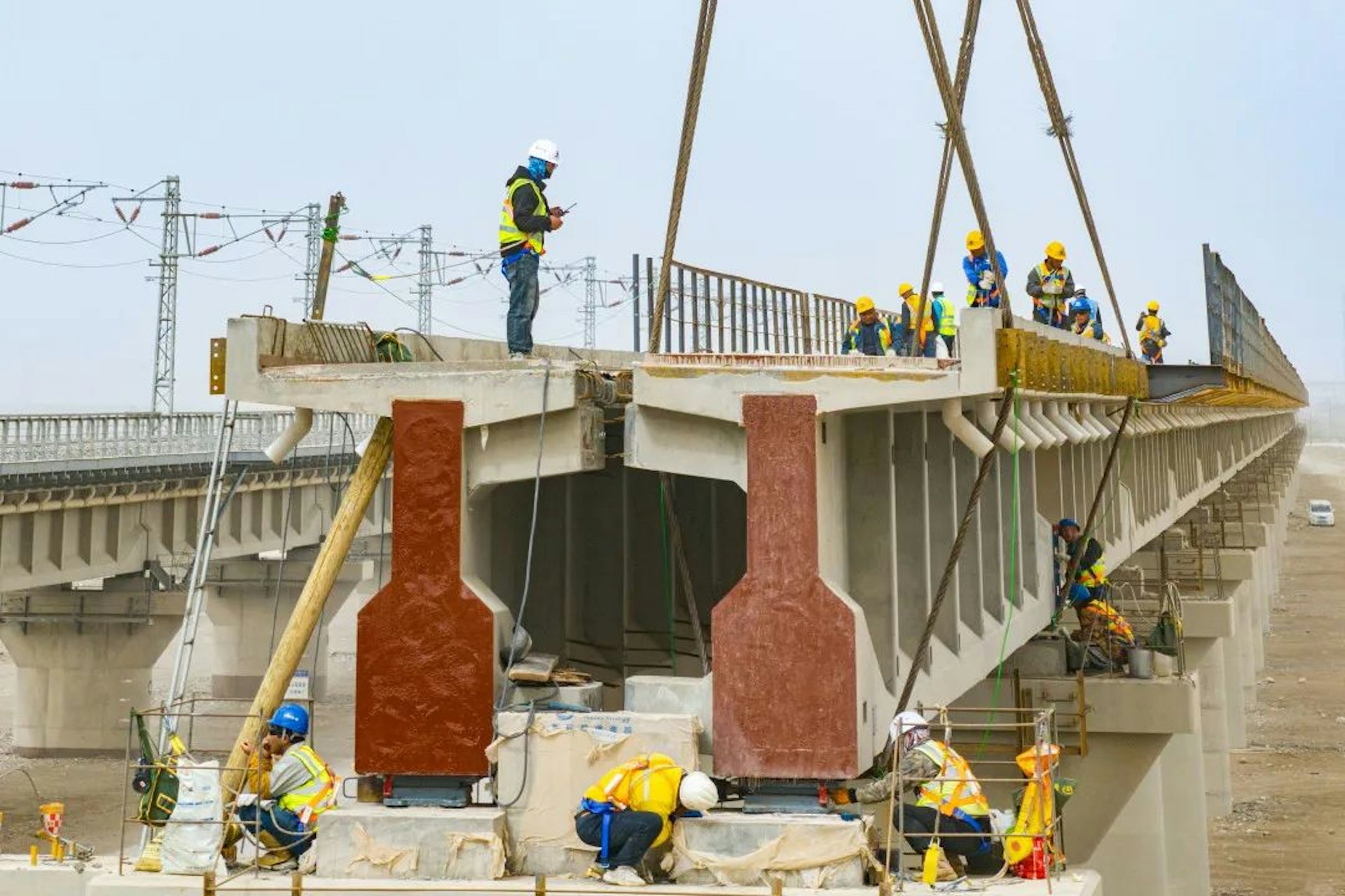 罗若铁路开始铺轨。 (中国铁路)