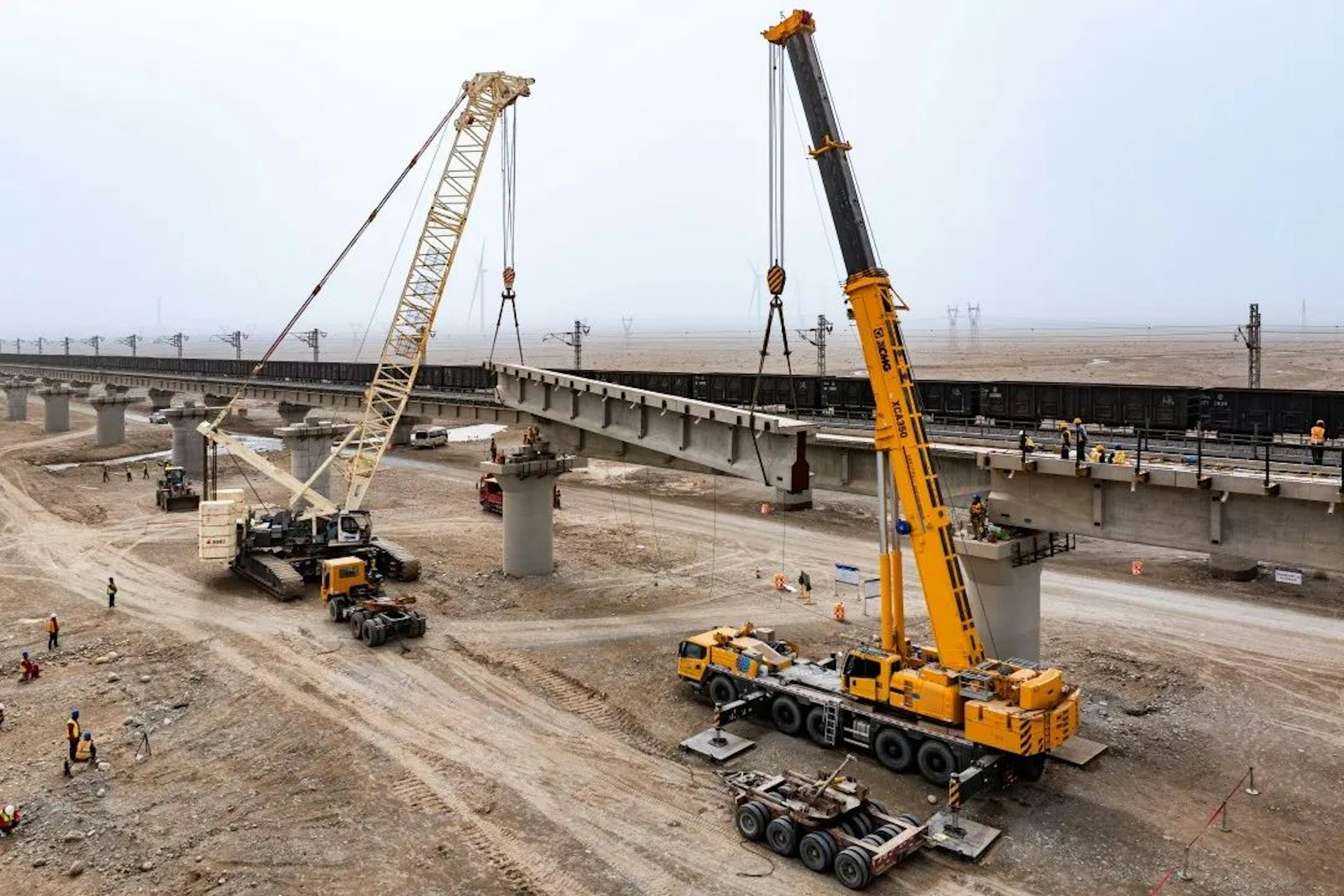 罗若铁路开始铺轨。 (中国铁路)