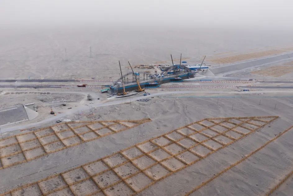 罗若铁路穿越罗布泊。 (中国铁路)