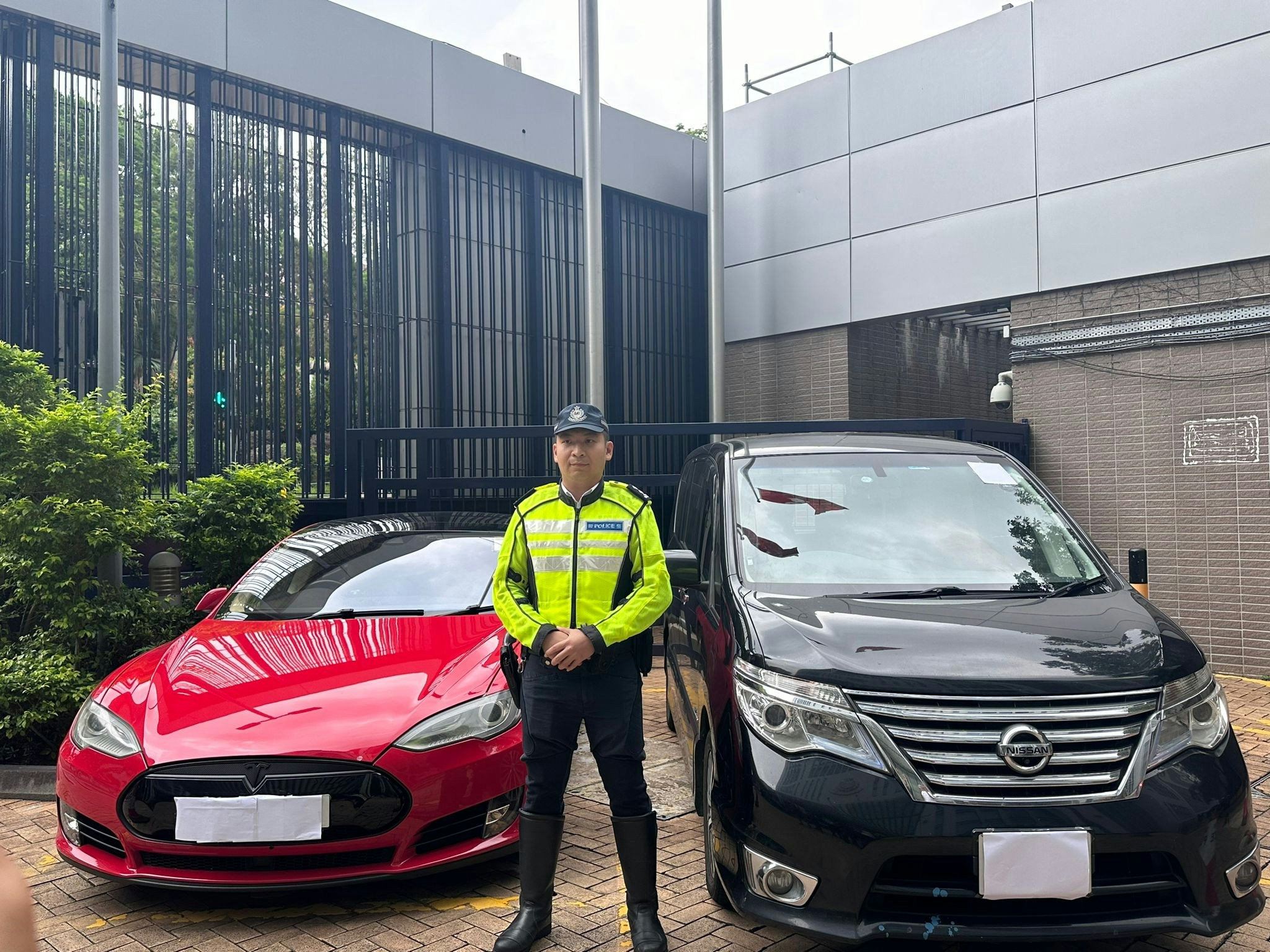 警新界南放蛇打擊白牌車 截獲兩Uber司機 扣Tesla及日產七人車