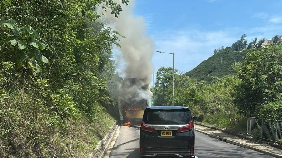 淺水灣道城巴起火濃煙沖天 近赫蘭道來回一度全封 淺水灣道城巴起火濃煙沖天 近赫蘭道來回一度全封