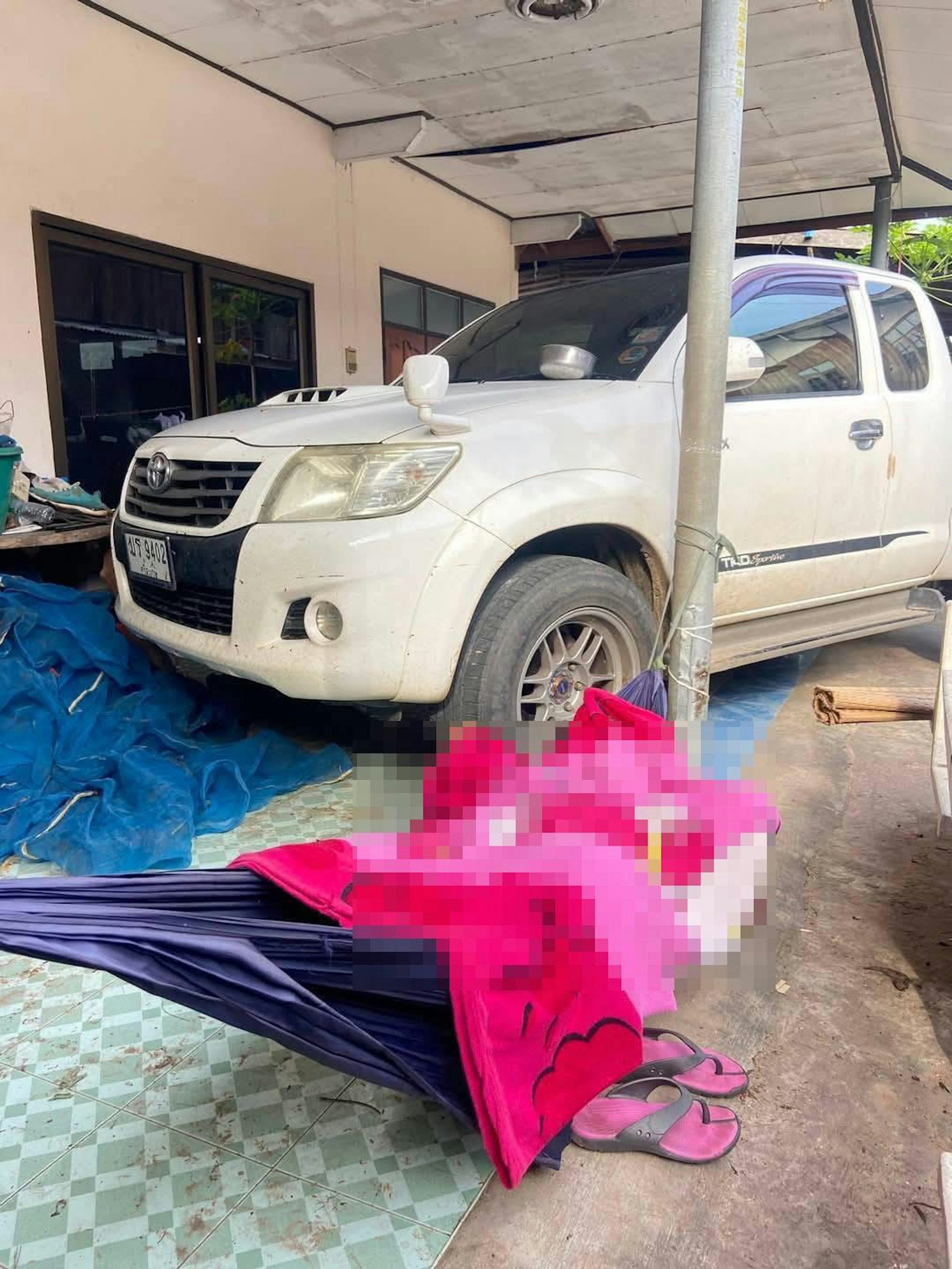 泰國1名42歲男子被發現離奇死於親戚家門外的吊床上。(fb「ห้องข่าวกันทรลักษ์」圖片) 泰國1名42歲男子被發現離奇死於親戚家門外的吊床上。(fb「ห้องข่าวกันทรลักษ์」圖片)