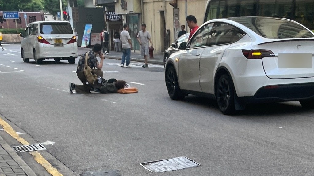 筲箕灣太安樓對開Tesla撞途人 六旬婦受傷倒臥路中