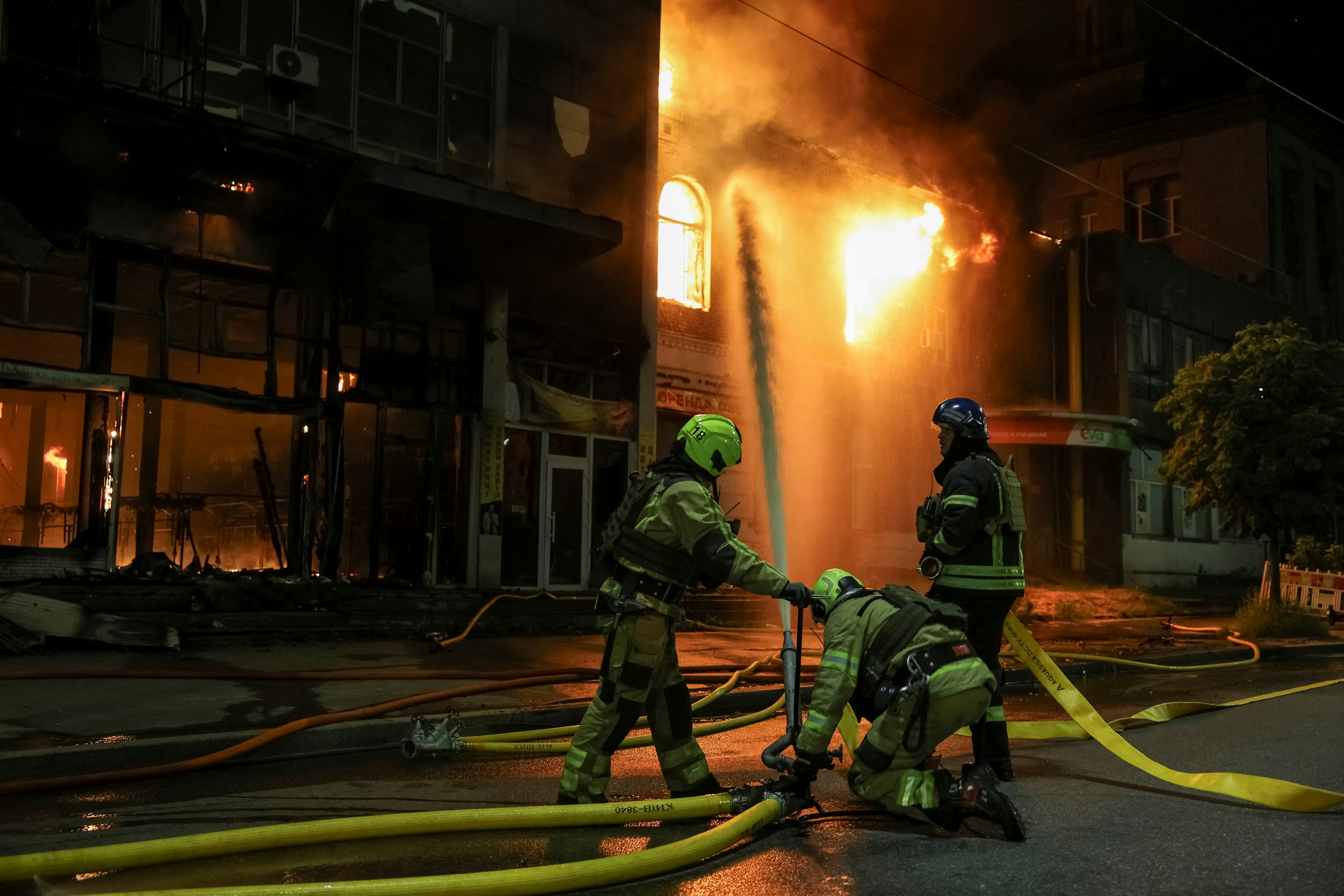2025年6月6日，乌克兰基辅，图为消防员在袭击后抵达现场扑灭火情。 （Reuters）