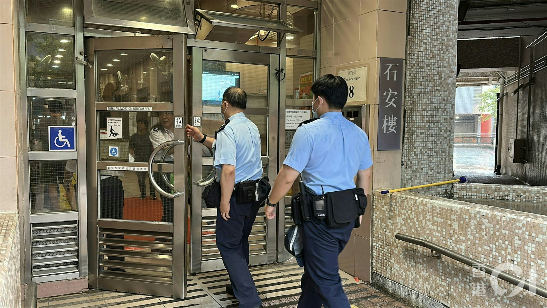 5月7日石籬一邨石安樓一名83歲獨居老翁丘伯倒斃家中並化為白骨,才被上門收屋的房署職員發現。(資料圖片) 5月7日石籬一邨石安樓一名83歲獨居老翁丘伯倒斃家中並化為白骨,才被上門收屋的房署職員發現。(資料圖片)