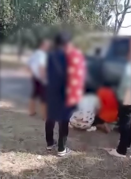 泰國1名村長與人妻偷情遭妻子揭發，捉姦時釀成肢體衝突，妻子狠抓住丈夫的下體不放。（「AMARINTV」影片截圖）