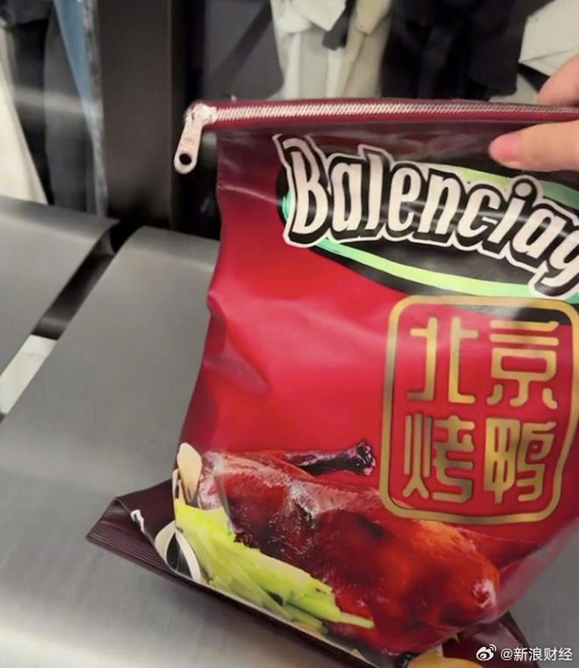 Balenciaga上新「北京烤鴨包」。(新浪財經) Balenciaga上新「北京烤鴨包」。(新浪財經)
